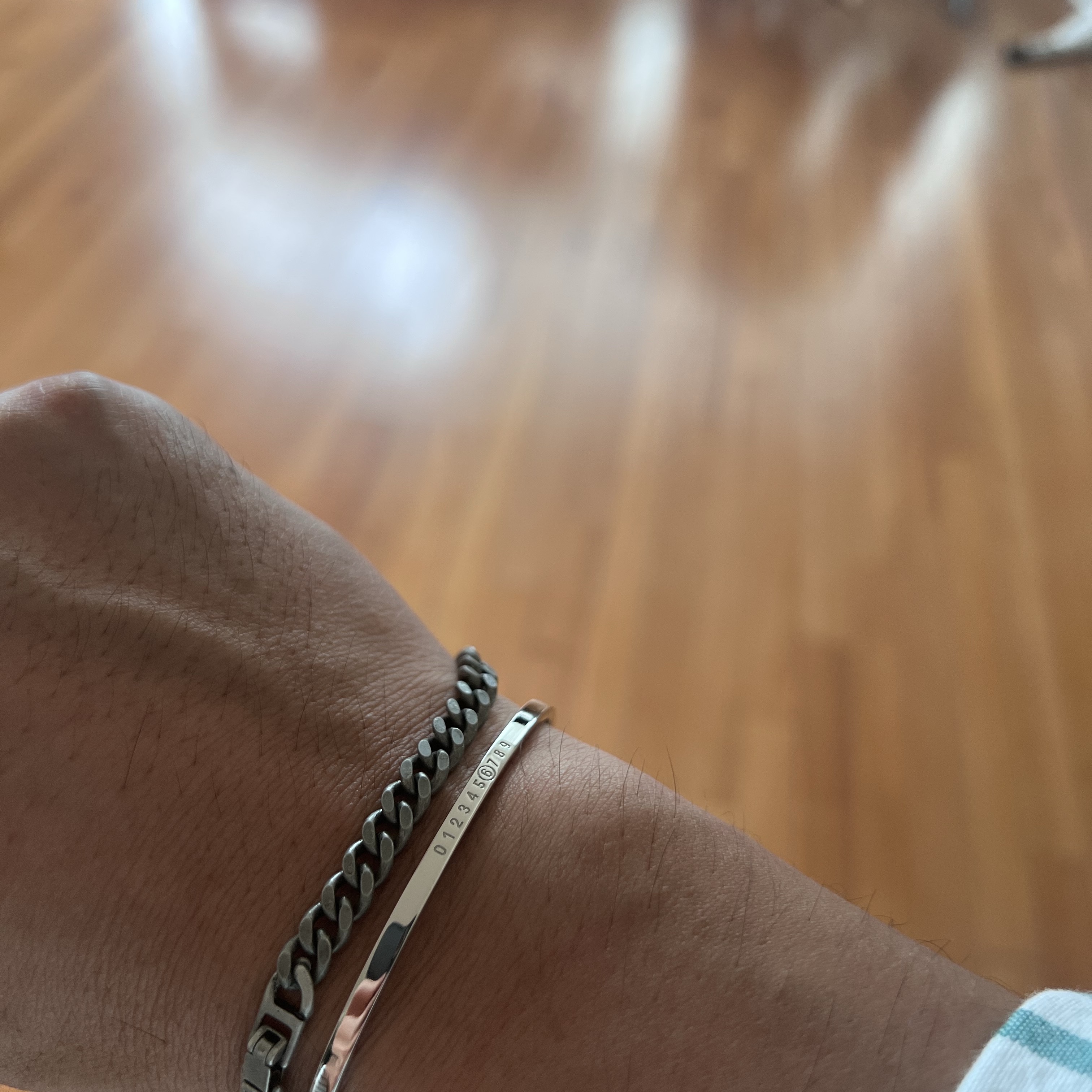 (W) MM6 Maison Margiela Numeric Minimal Signature Cuff Bracelet Polished Palladio 착용 스타일
