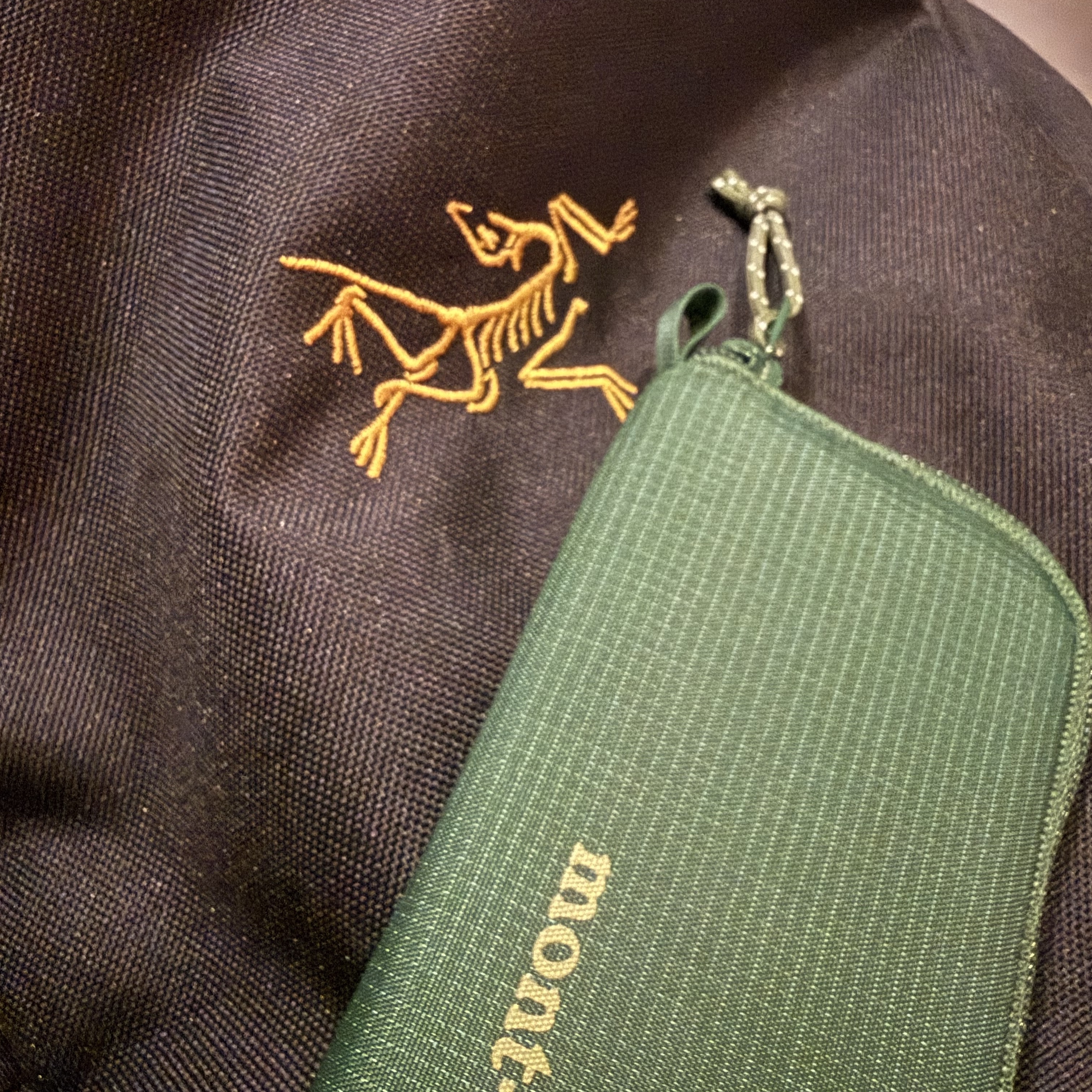 Montbell Mini Zip Wallet Black, Arc'teryx Mantis 16 Backpack Black 착용 스타일