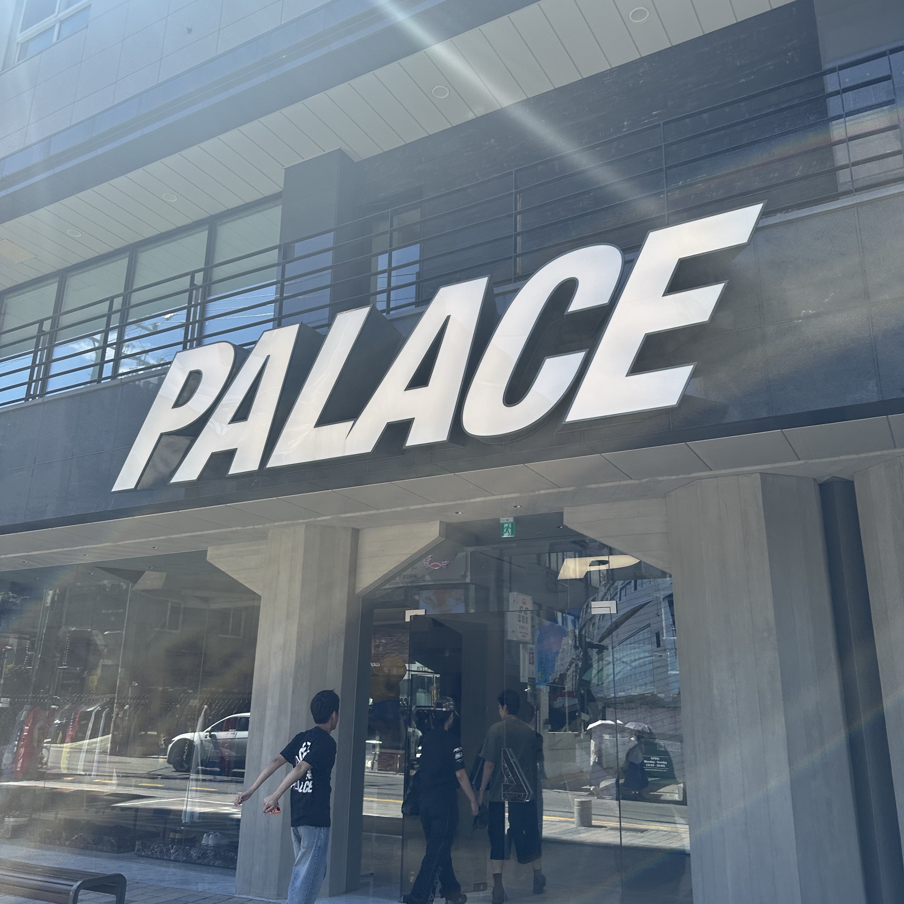 Palace Colour P3 T-Shirt Navy - 26FW, Palace Colour P3 T-Shirt Black - 26FW 착용 스타일 - 1