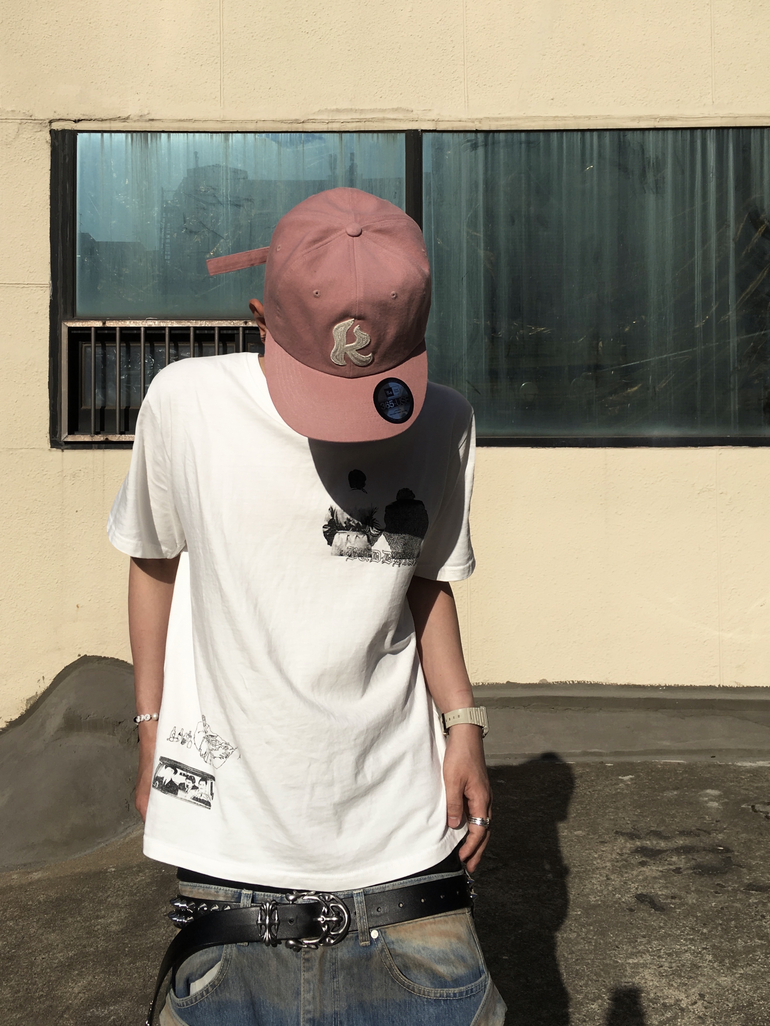 Sundayoffclub Le Cercle Rouge Rhinestone T-shirt, Sundayoffclub Wakame Studded Belt 착용 스타일 - 6