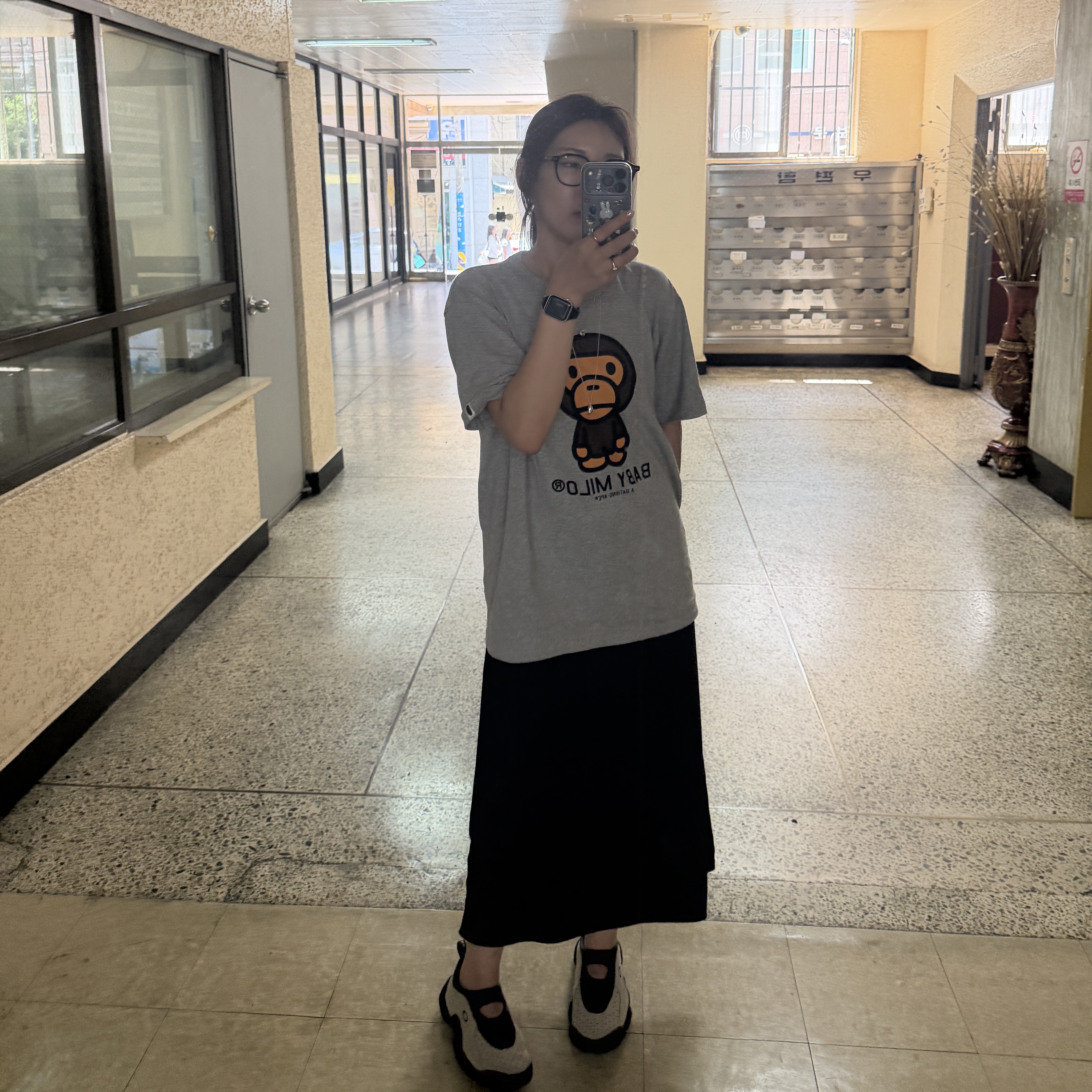 BAPE Baby Milo T-Shirt Grey, Oakley Factory Team x Brain Dead Flesh Sandal Sand Blue 착용 스타일 - 1