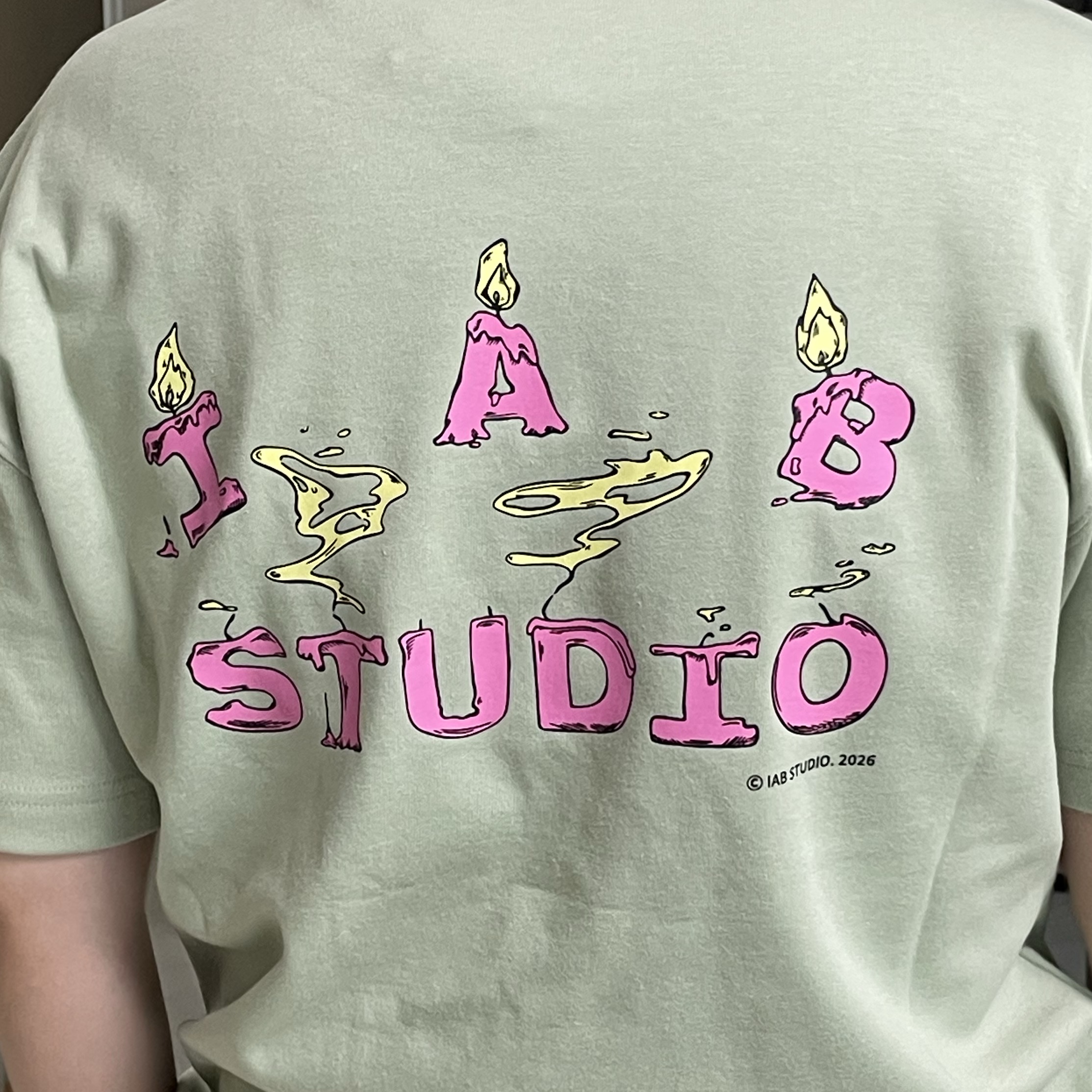 IAB Studio Candle Bone T-Shirt Apple Green 착용 스타일 - 2