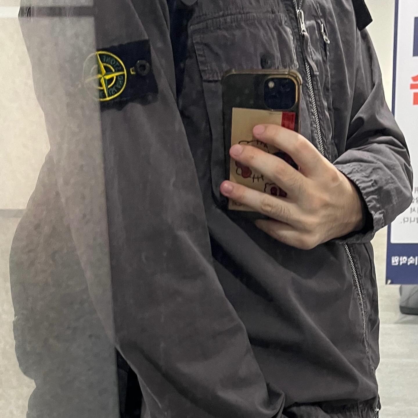 Stone Island 1200015 Stretch Organic Cotton Satin Regular Fit Overshirt with Concealed Zip Black - 26SS 착용 스타일