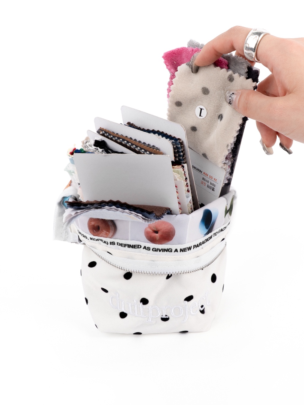 Duitproject BU POUCH 004 Black dot 착용 스타일