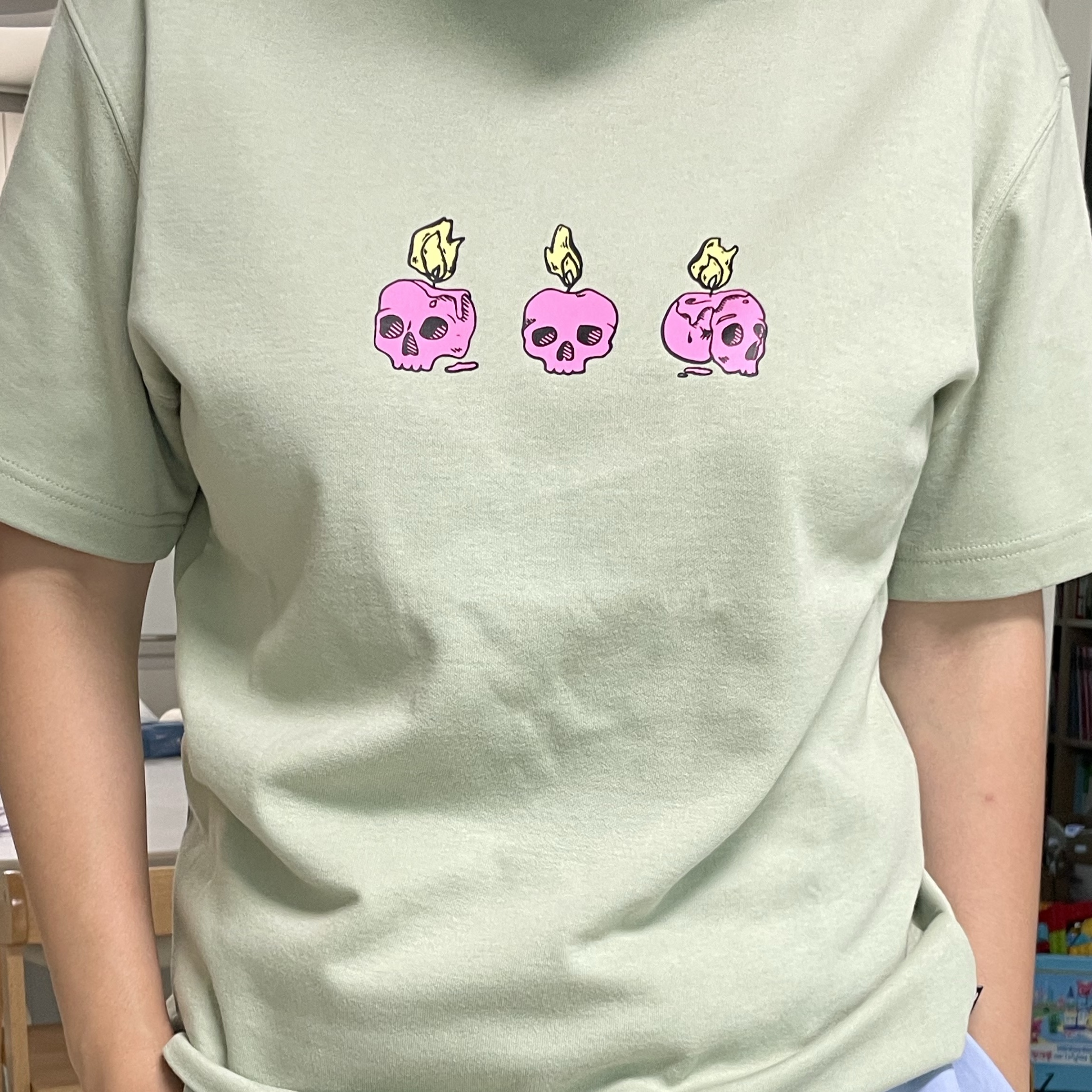 IAB Studio Candle Bone T-Shirt Apple Green 착용 스타일 - 1