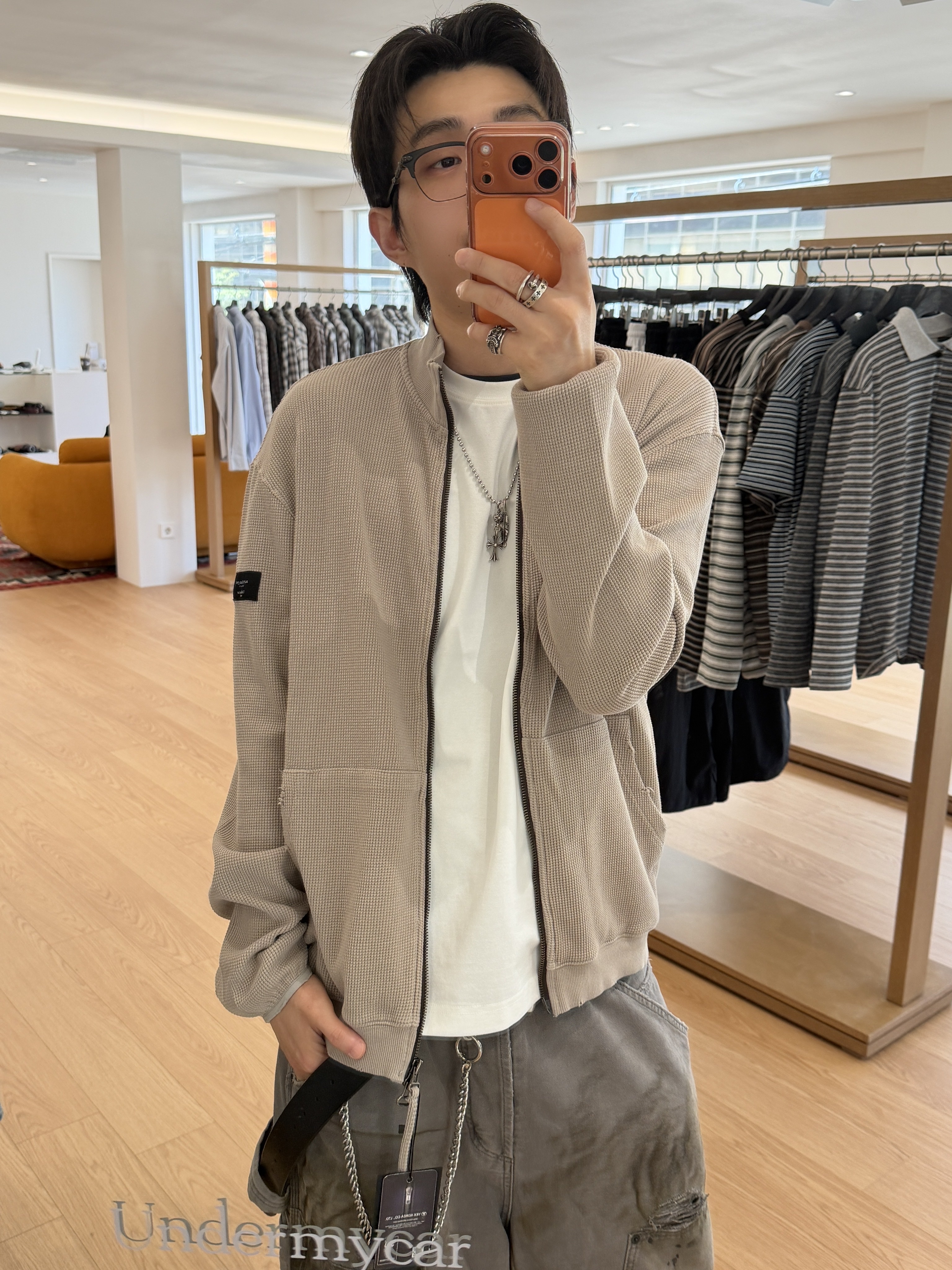 Undermycar Murslanger Worn Waffle Zip-Up Oatmeal, Undermycar Goatskin Slim Standard Blouson Black 착용 스타일 - 1