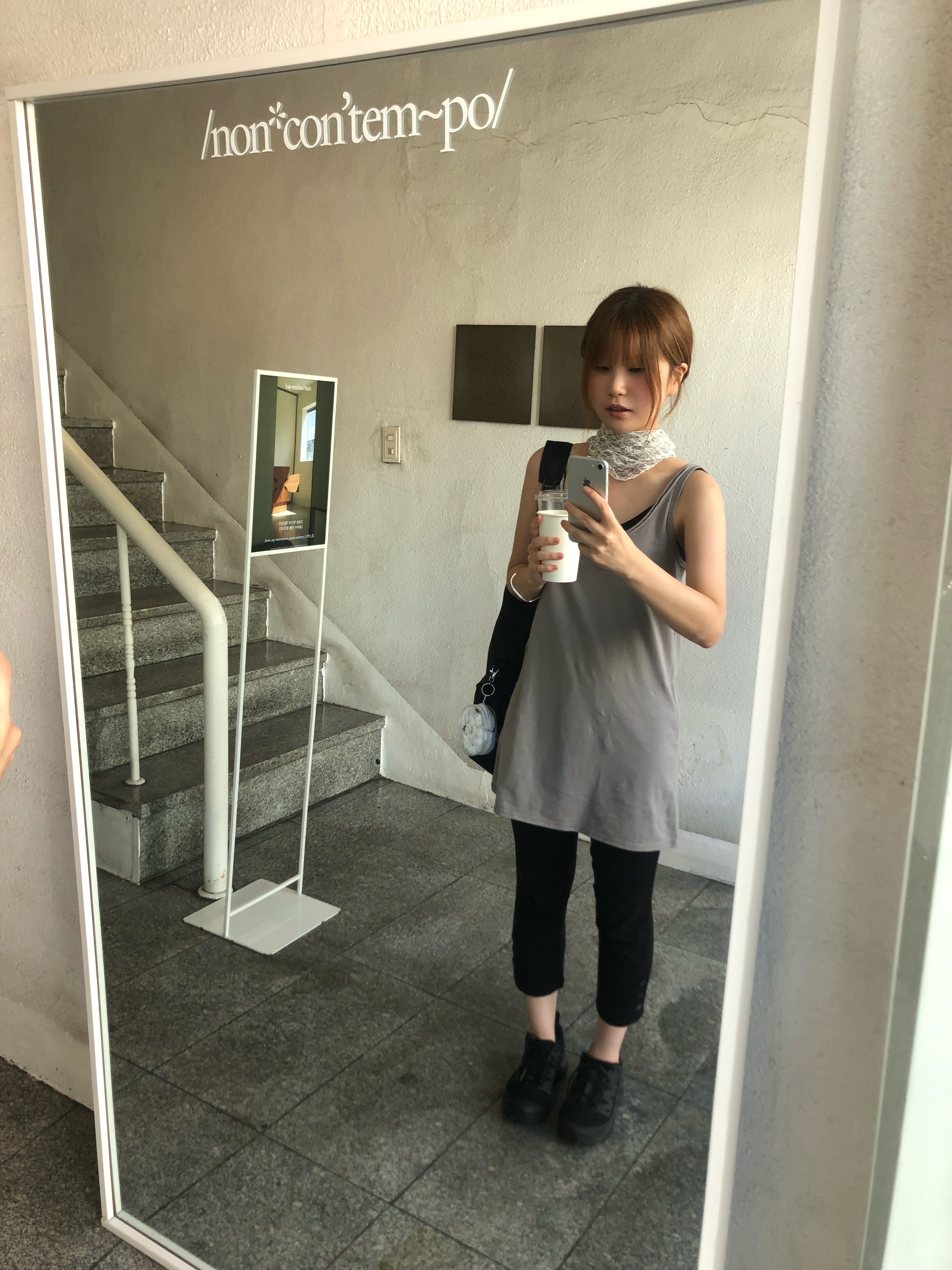 COYSEIO 038 Raw Edge Sleeveless Grey 착용 스타일