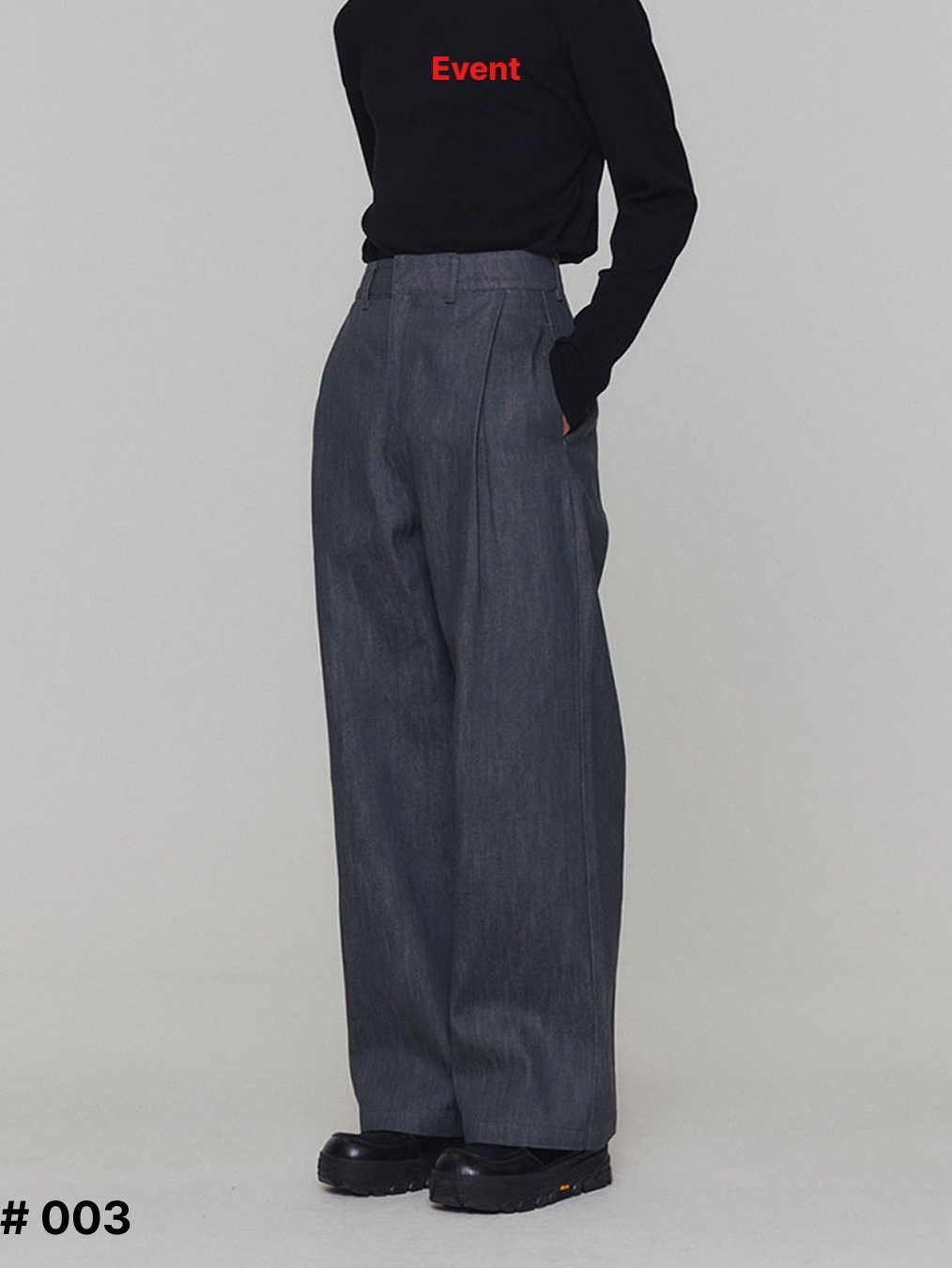 Amomento Women Large Cubo Bag Black - 26SS, Amomento Women Sleeveless Knit Top Grey Beige - 26SS 착용 스타일 - 4
