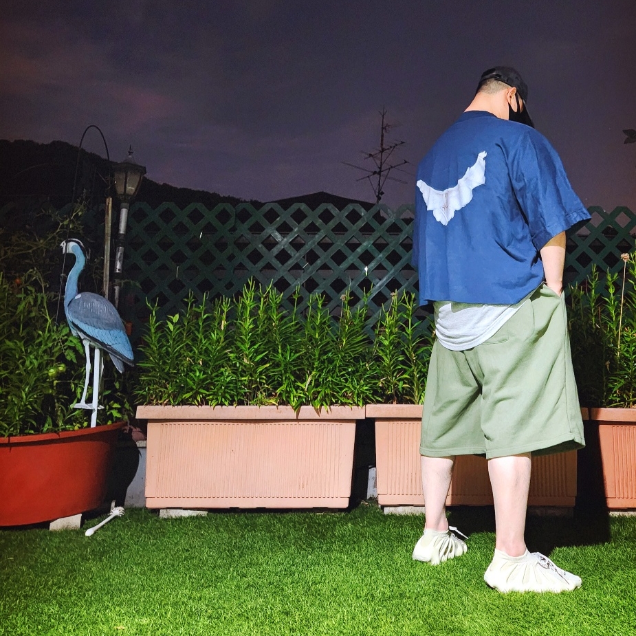 Yeezy Gap Engineered By Balenciaga Dove No Seam T-Shirt Dark Blue, Adidas Yeezy 450 Cloud White 착용 스타일 - 3
