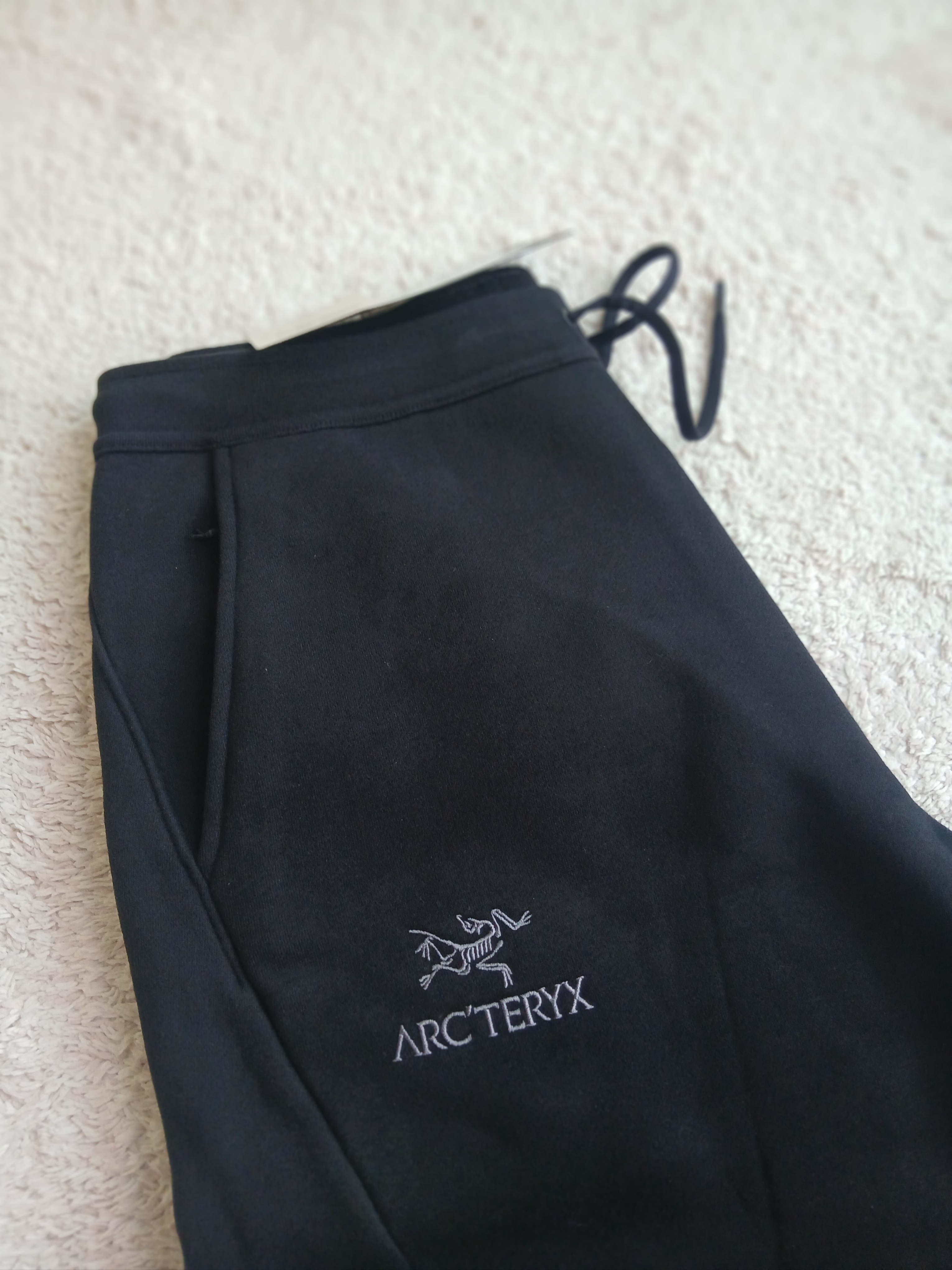 Arc'teryx Emblem Fleece Jogger Pants Black 착용 스타일 - 3