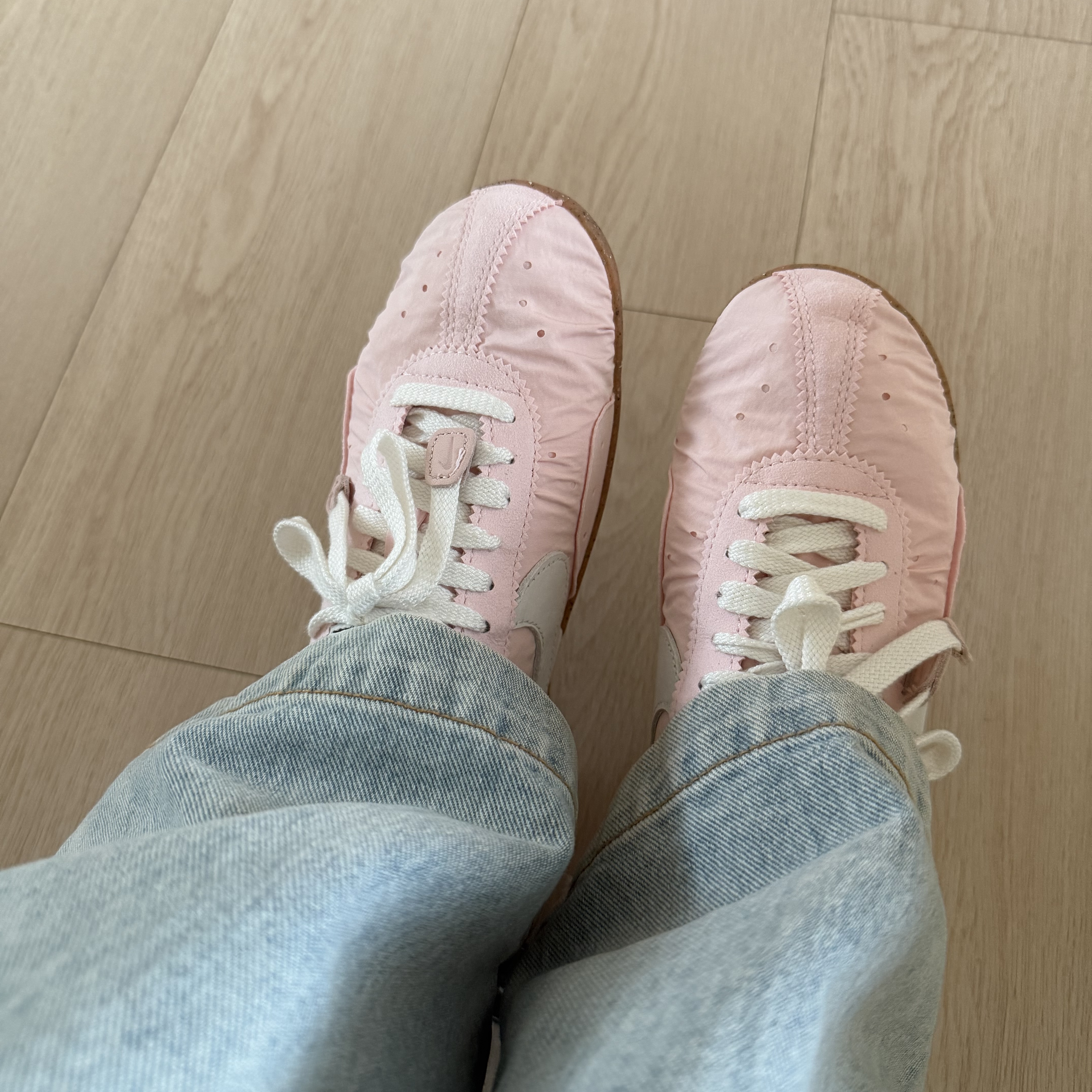 Nike x Jacquemus Moon Shoe SP Aluminum Pink Sail 착용 스타일 - 2