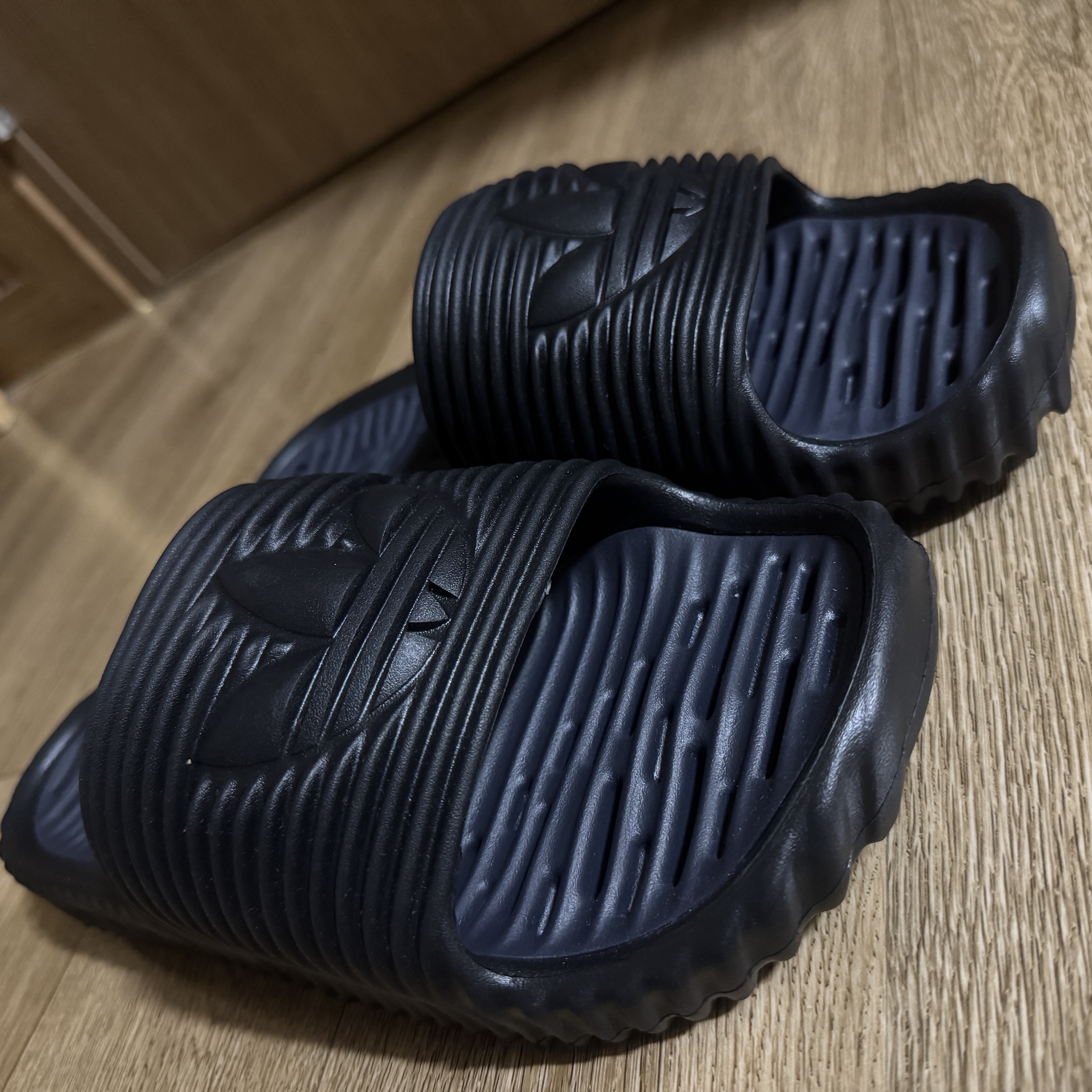 Adidas Originals Adilette 25 Core Black Carbon 착용 스타일 - 2