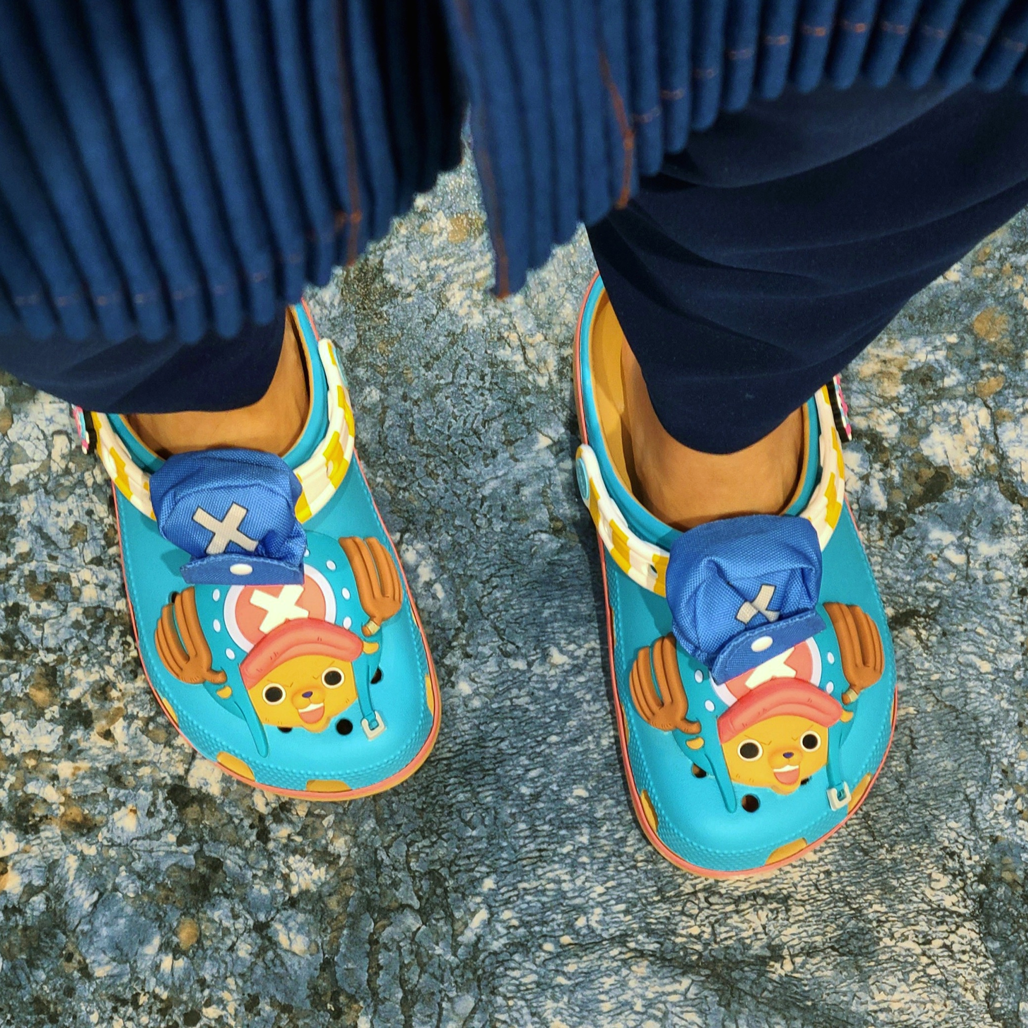 Crocs x One Piece Tony Tony Chopper Classic Clog Multi 착용 스타일 - 2