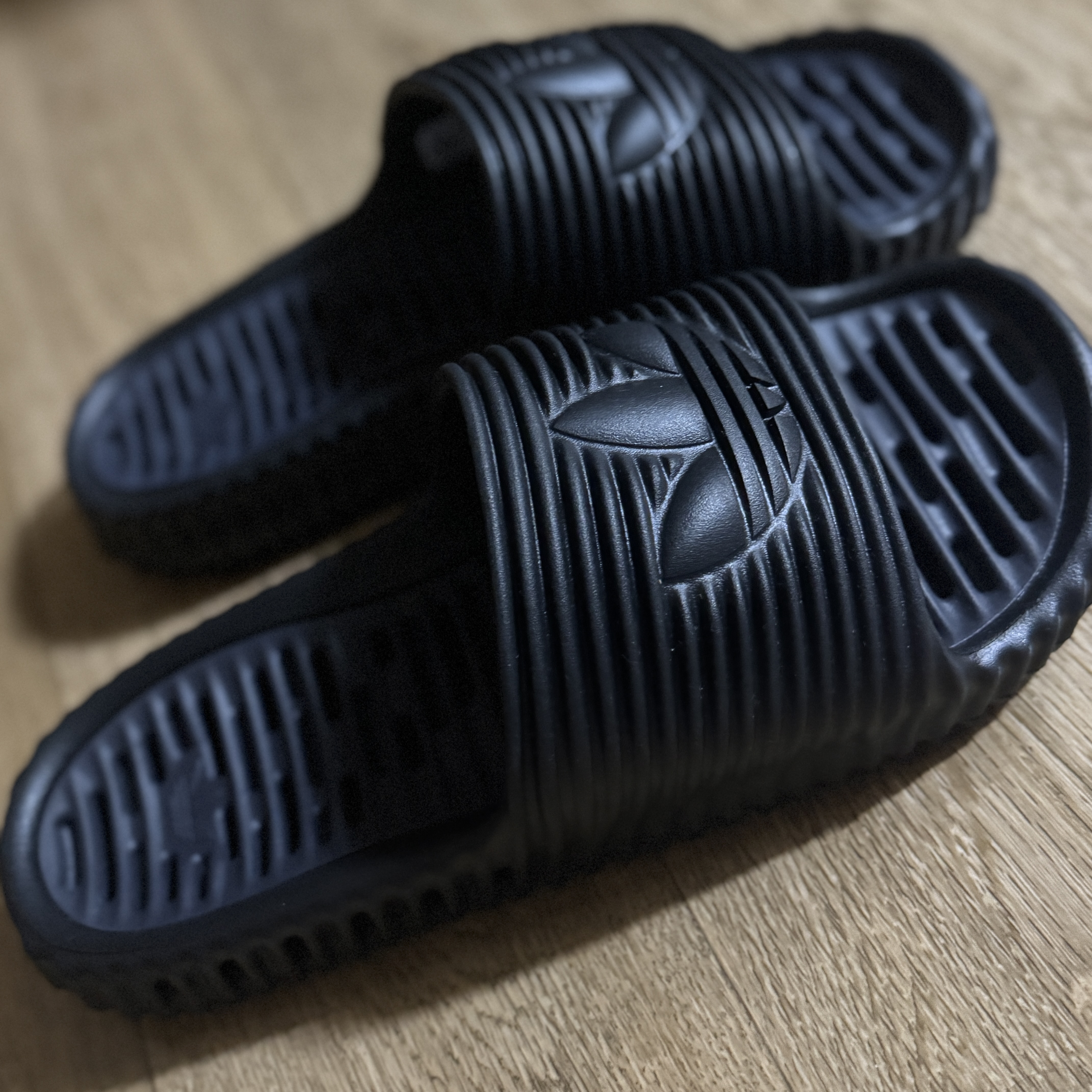 Adidas Originals Adilette 25 Core Black Carbon 착용 스타일 - 1
