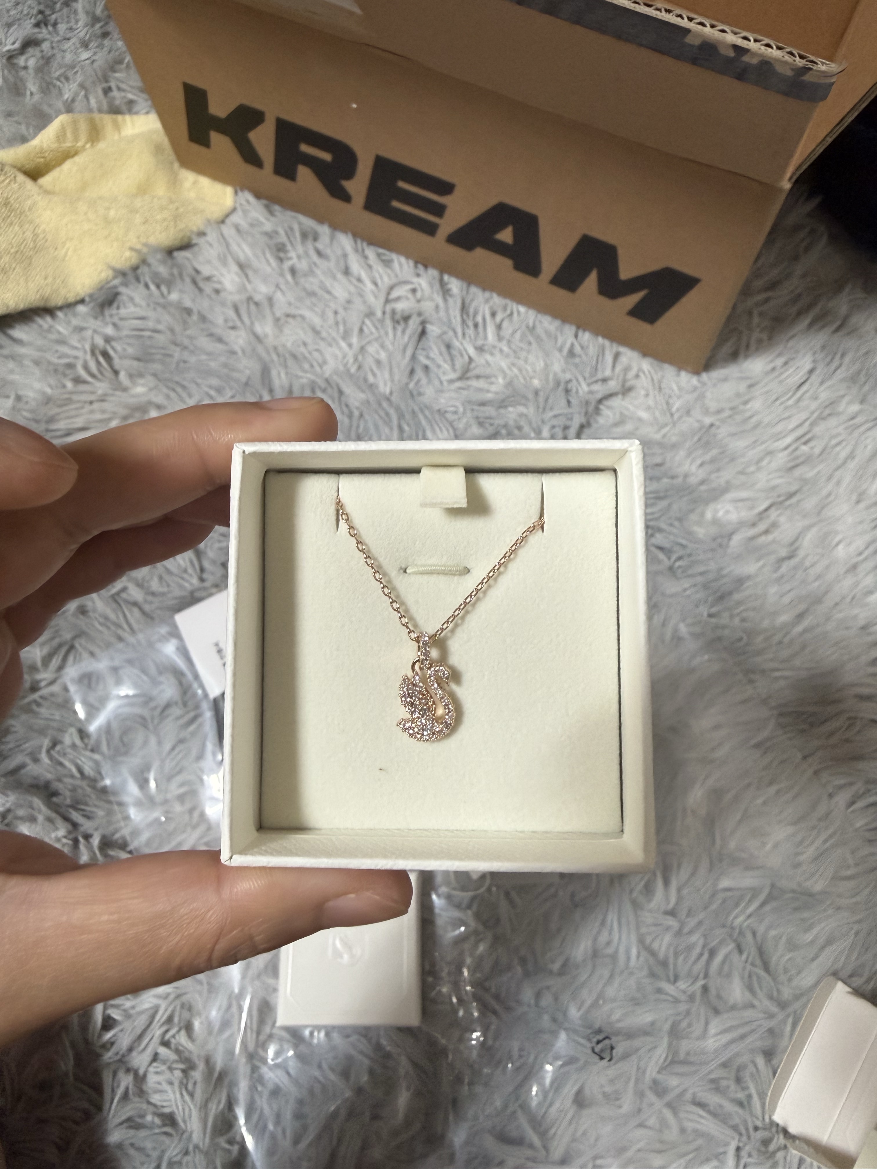 (W) Swarovski Iconic Swan Pendant Small White Rose Gold Plated 착용 스타일