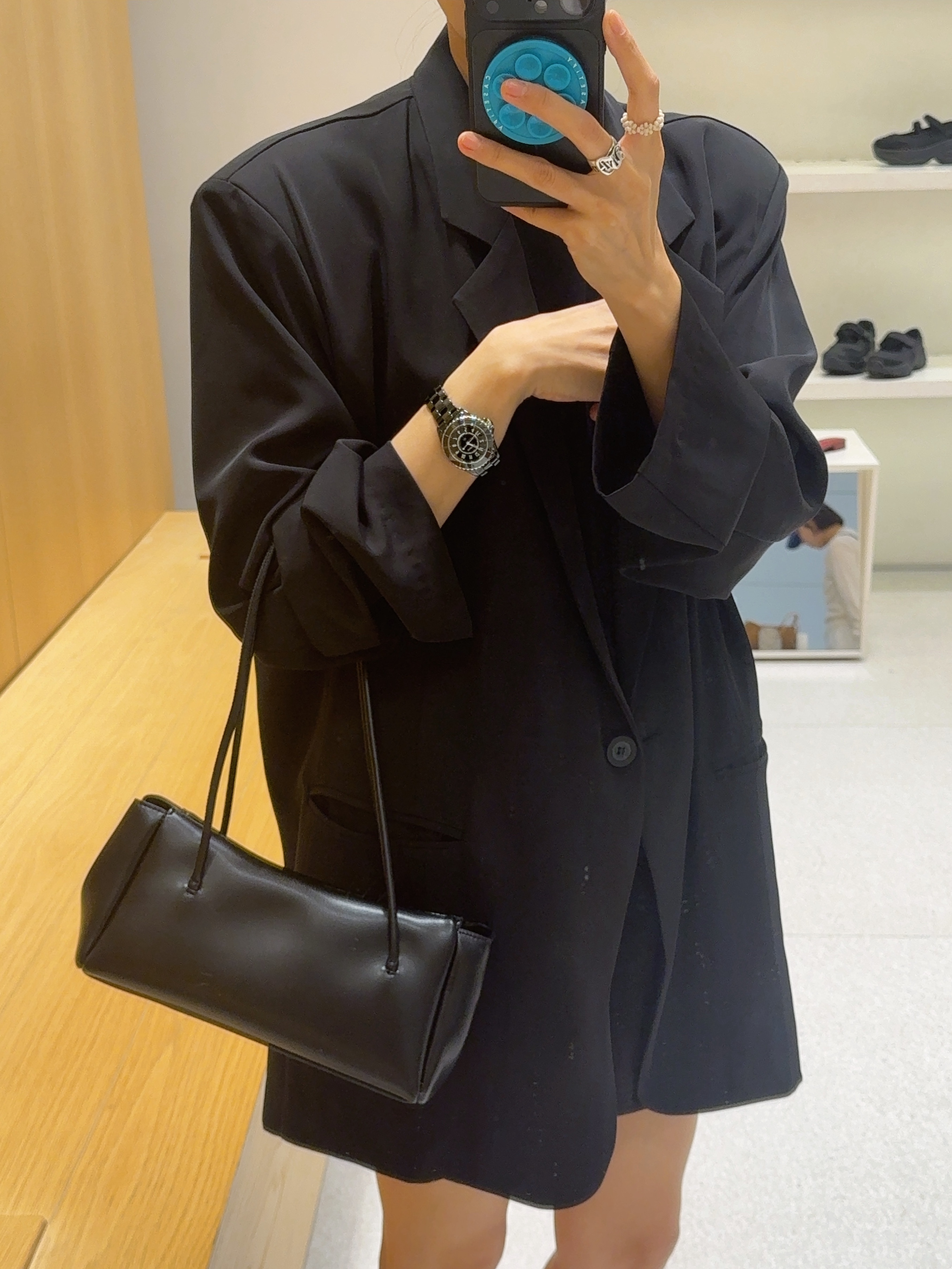 Zara Long Shoulder Bag Black, Casetify x G-DRAGON Snappy Snap & Stick Grip Stand Mint Blue 착용 스타일 - 2