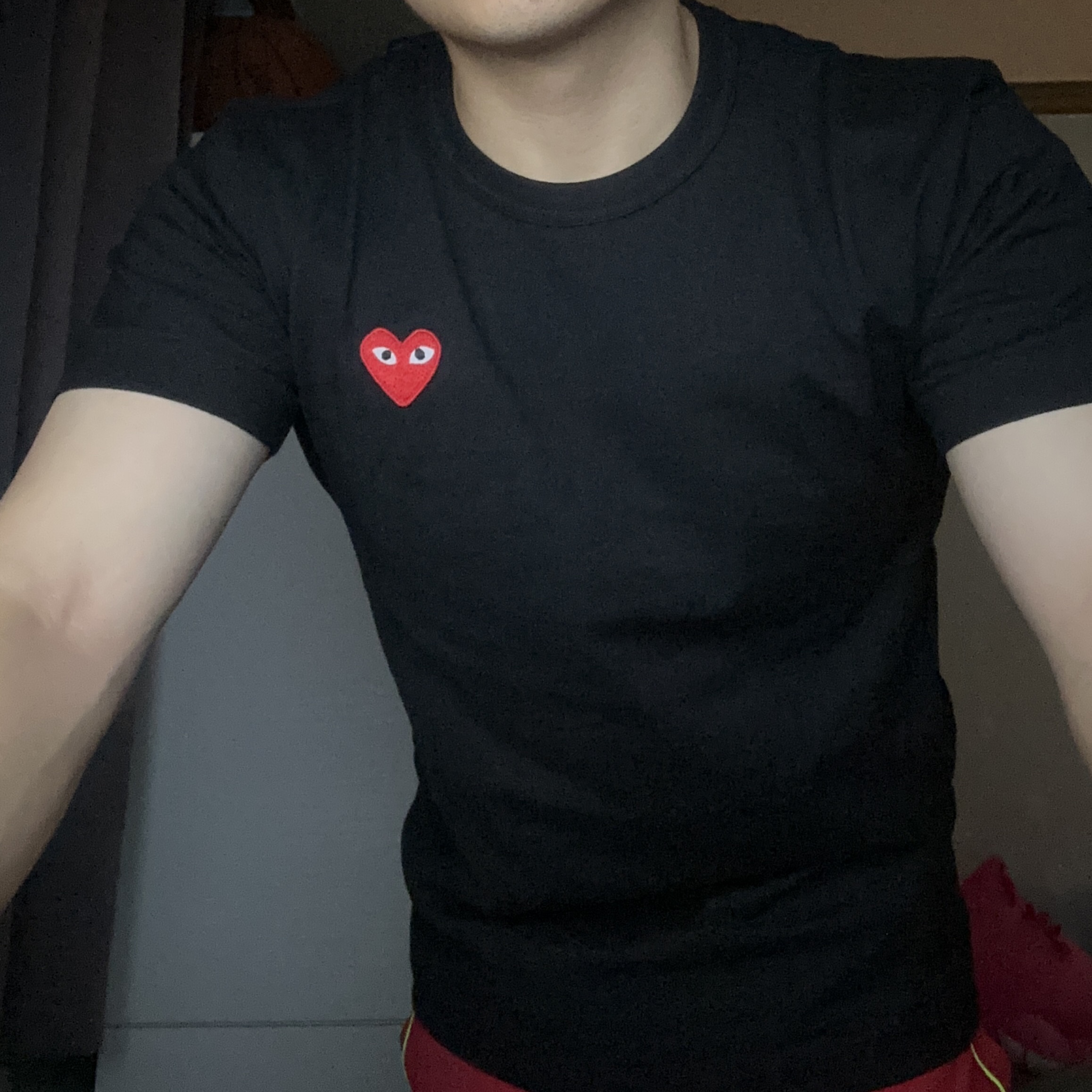 Play Comme des Garcons Red Heart T-Shirt Black 착용 스타일