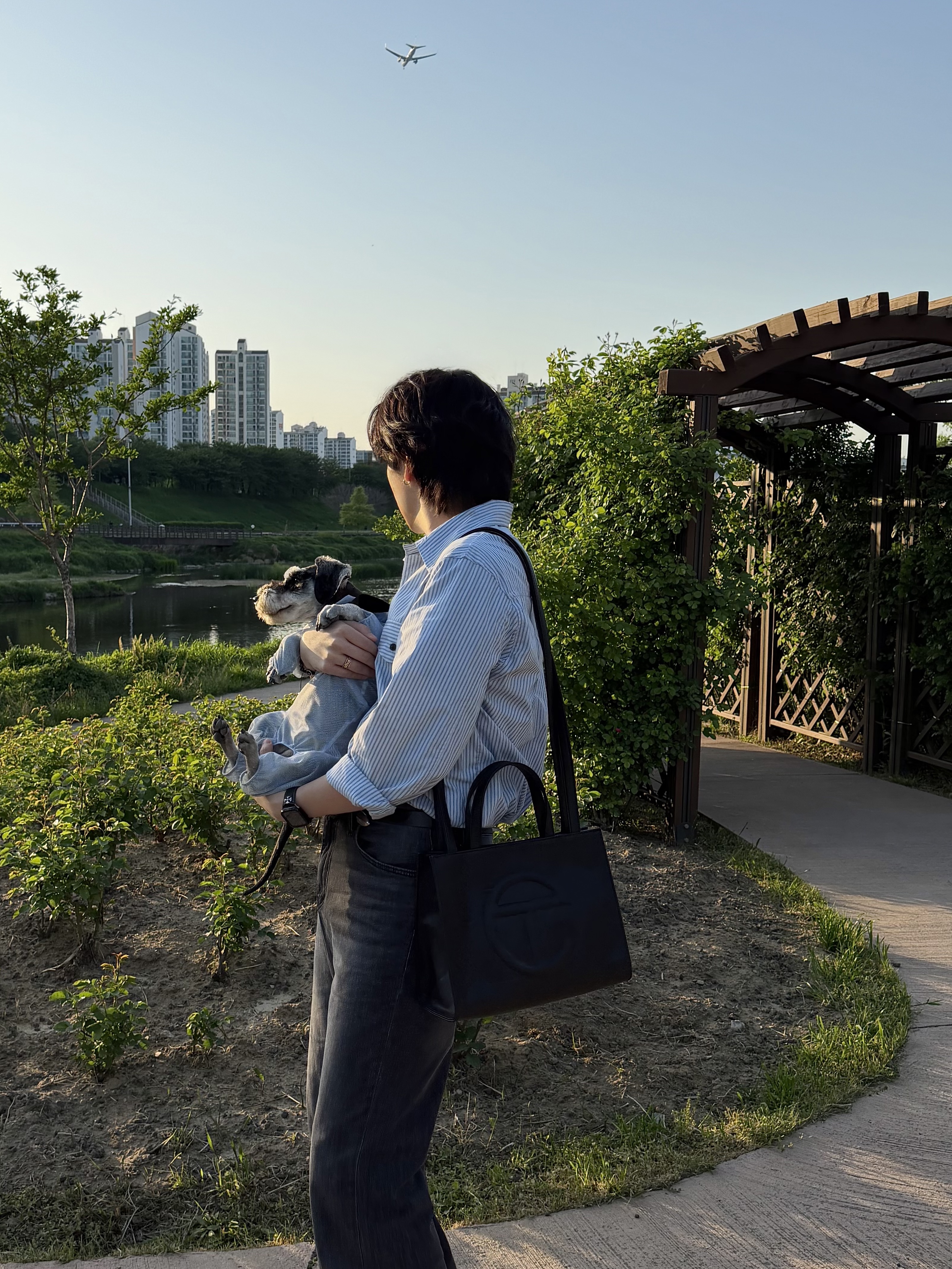 텔파 미디움 쇼핑백 블랙, 디젤 Dx1434 오벌 디 로고 마노 비즈 브레이슬릿 블랙 착용 스타일 - 5