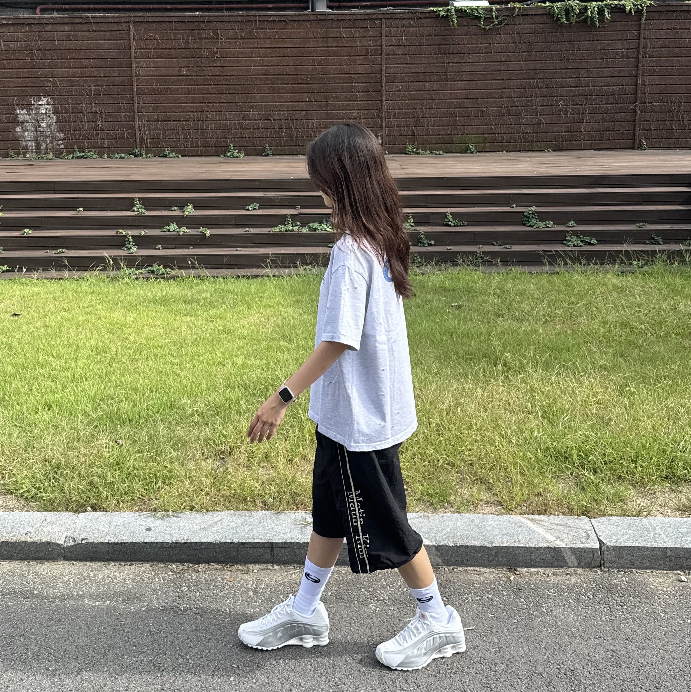 Nike Shox R4 White Bright Crimson, Matin Kim Side Logo Bermuda Track Pants In Black 착용 스타일 - 1