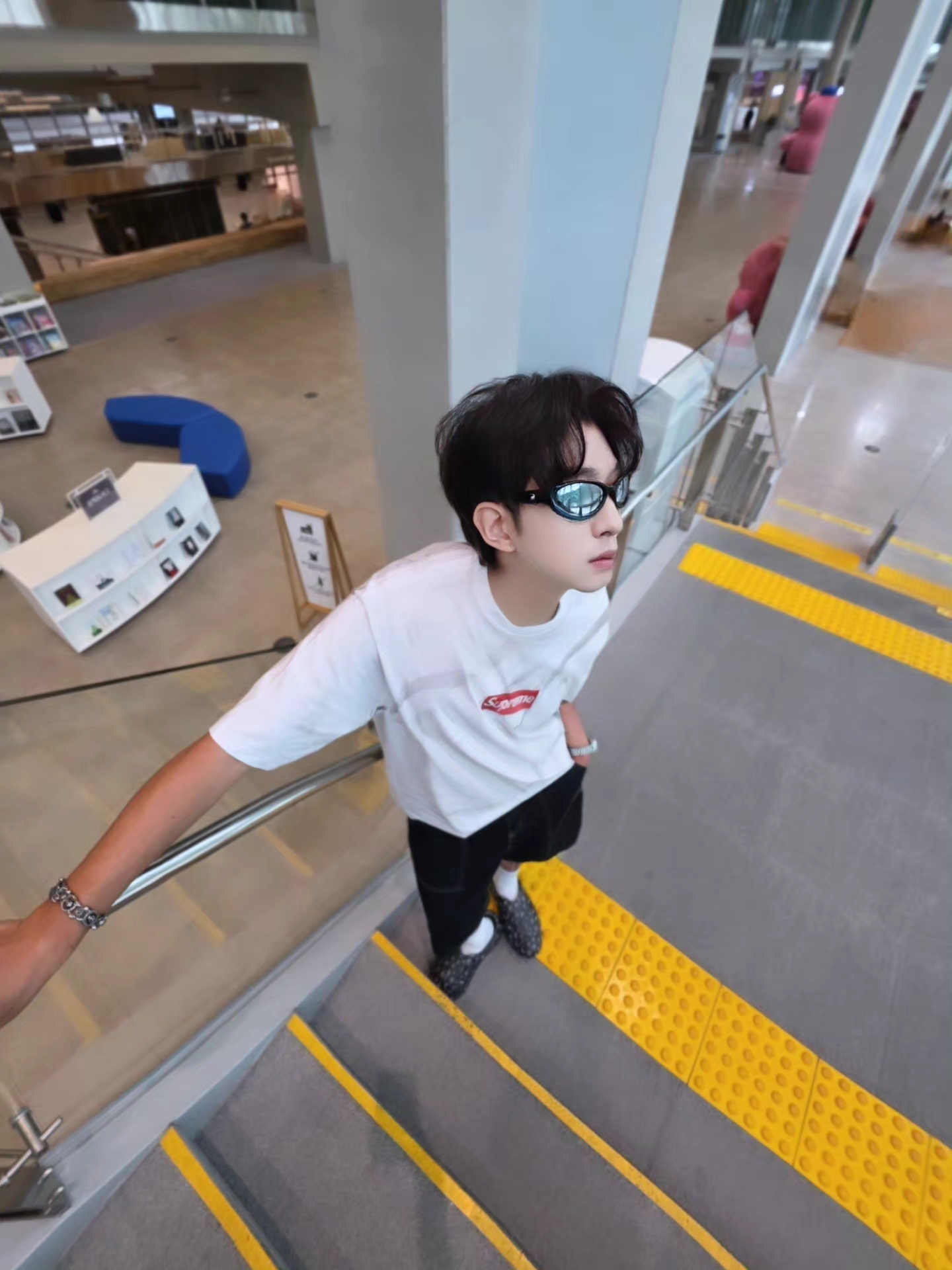 Supreme x MM6 Maison Margiela Box Logo T-Shirt White - 24SS, Adidas x Thug Club Adifom Iiinfinity Mule Core Black 착용 스타일 - 2