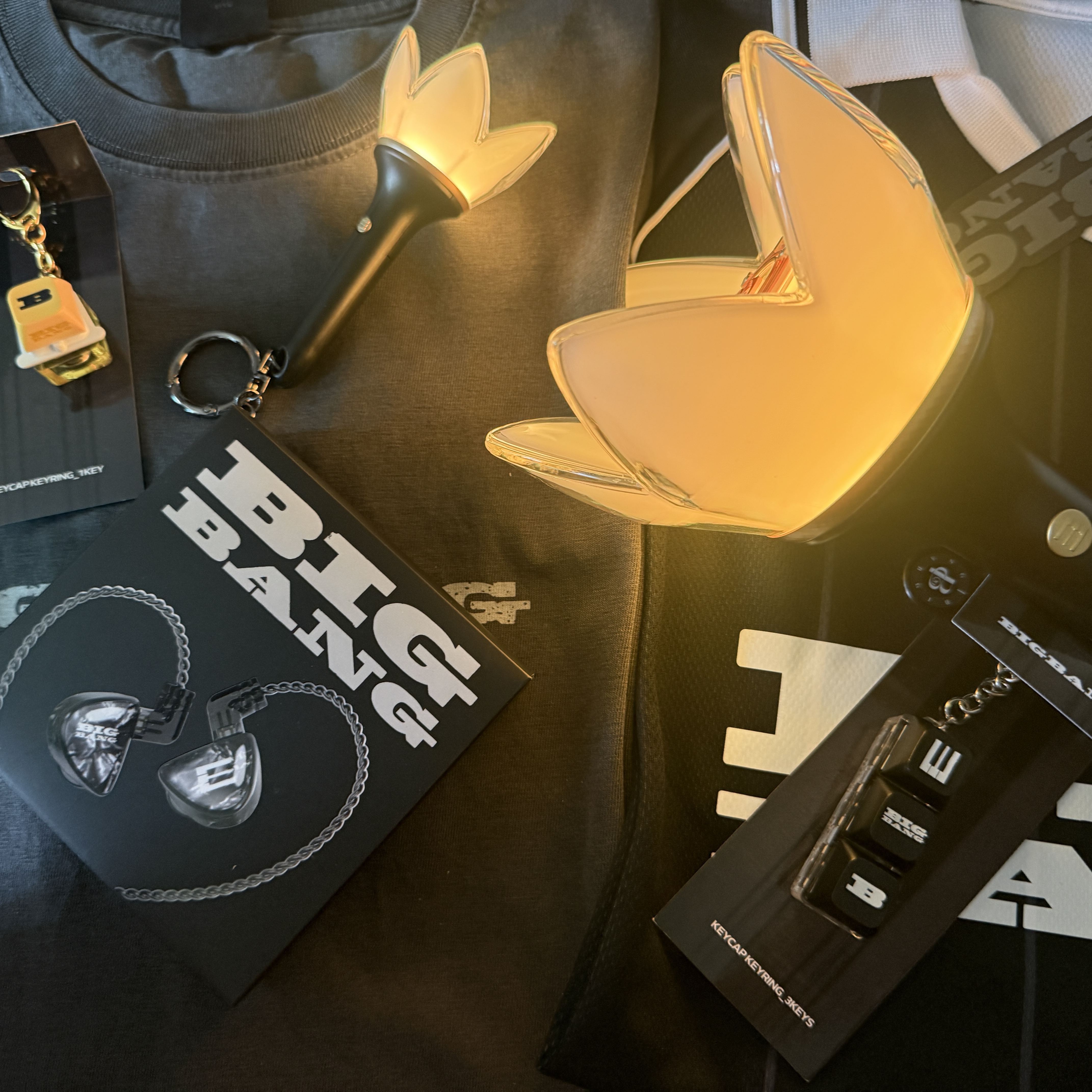 Bigbang 2026-2027 World Tour XX : Cosmos Official Light Stick 20th Anniversary Edition, Bigbang 2026-2027 World Tour XX : Cosmos Official Light Stick Keyring 20th Anniversary Edition μ°©μ© μ€νμΌ