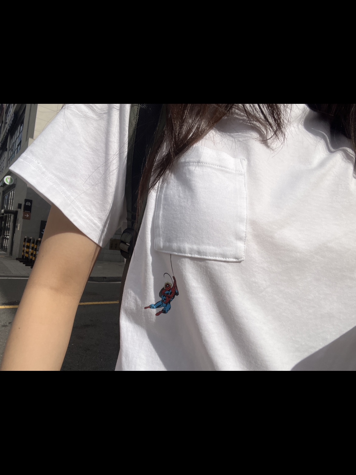 Uniqlo x JW Anderson Straight Jeans Gray, (Kids) Uniqlo UT x Marvel Magic For All Icons Graphic T-Shirt White 착용 스타일 - 3