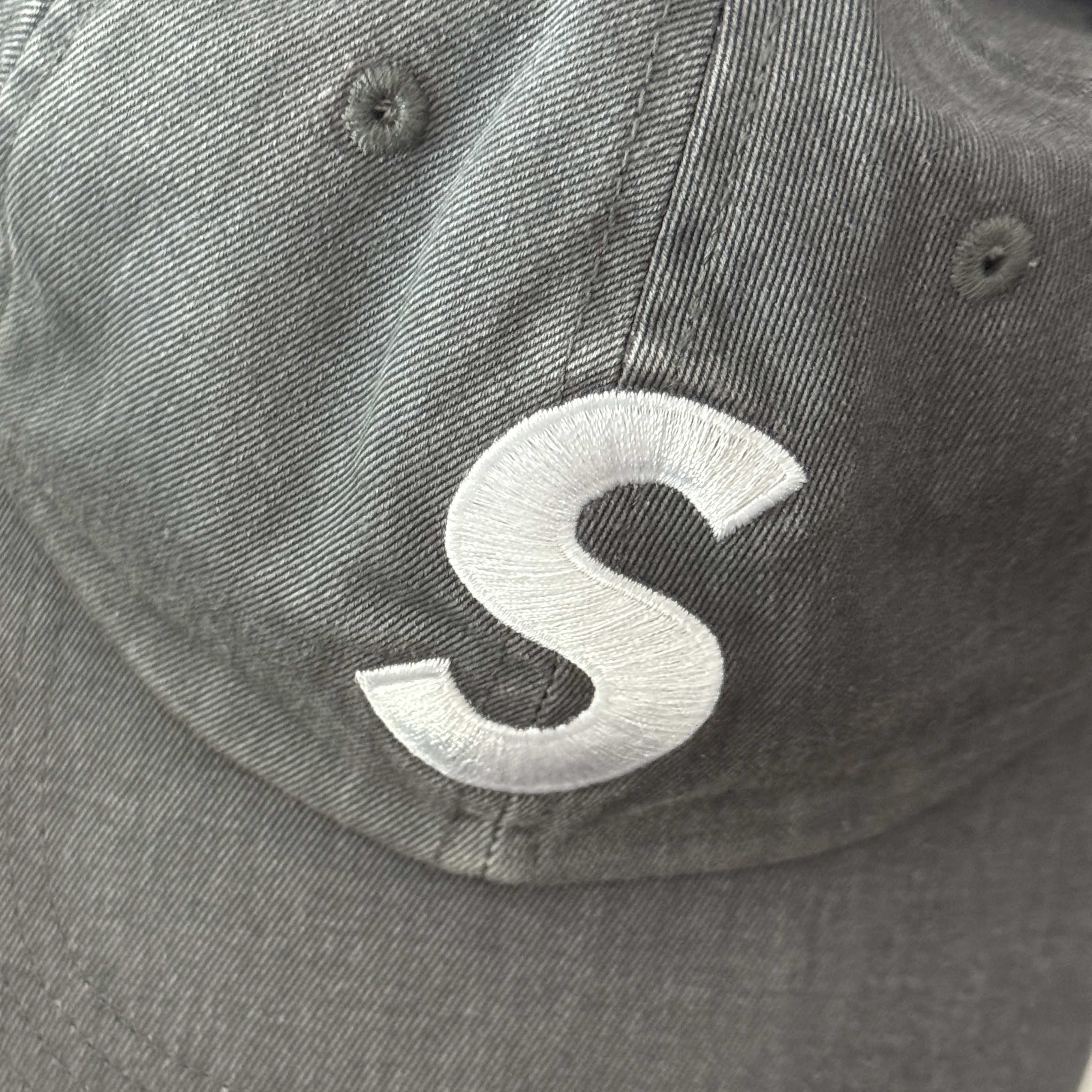 Supreme Pigment Print S Logo 6-Panel Grey - 22FW 착용 스타일