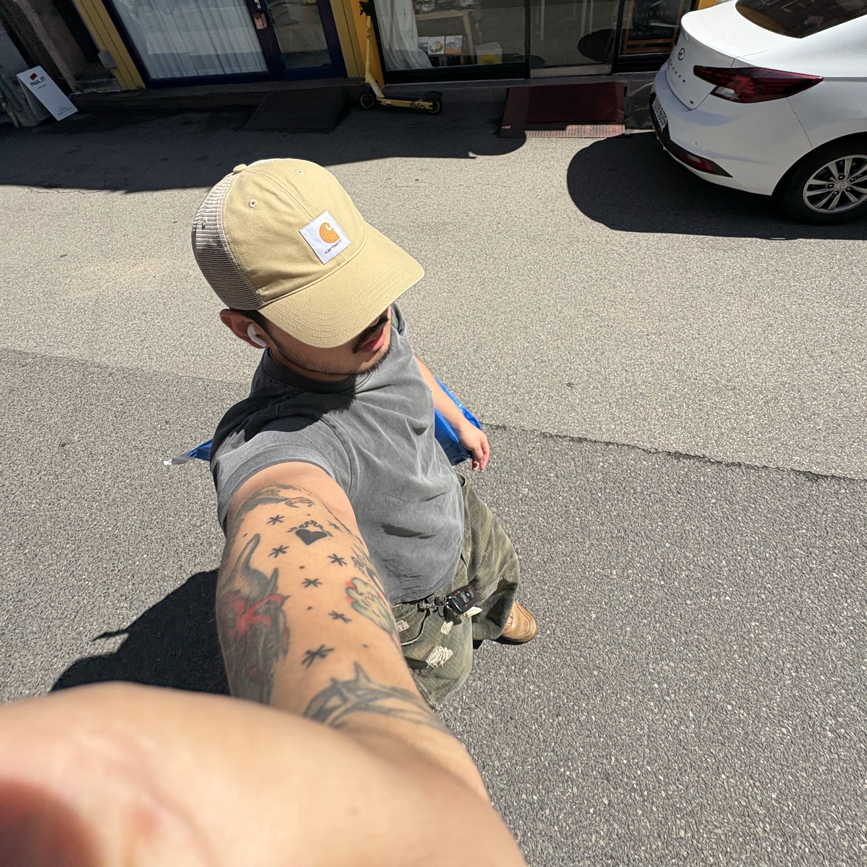Carhartt Canvas Mesh-Back Cap Dark Khaki 착용 스타일