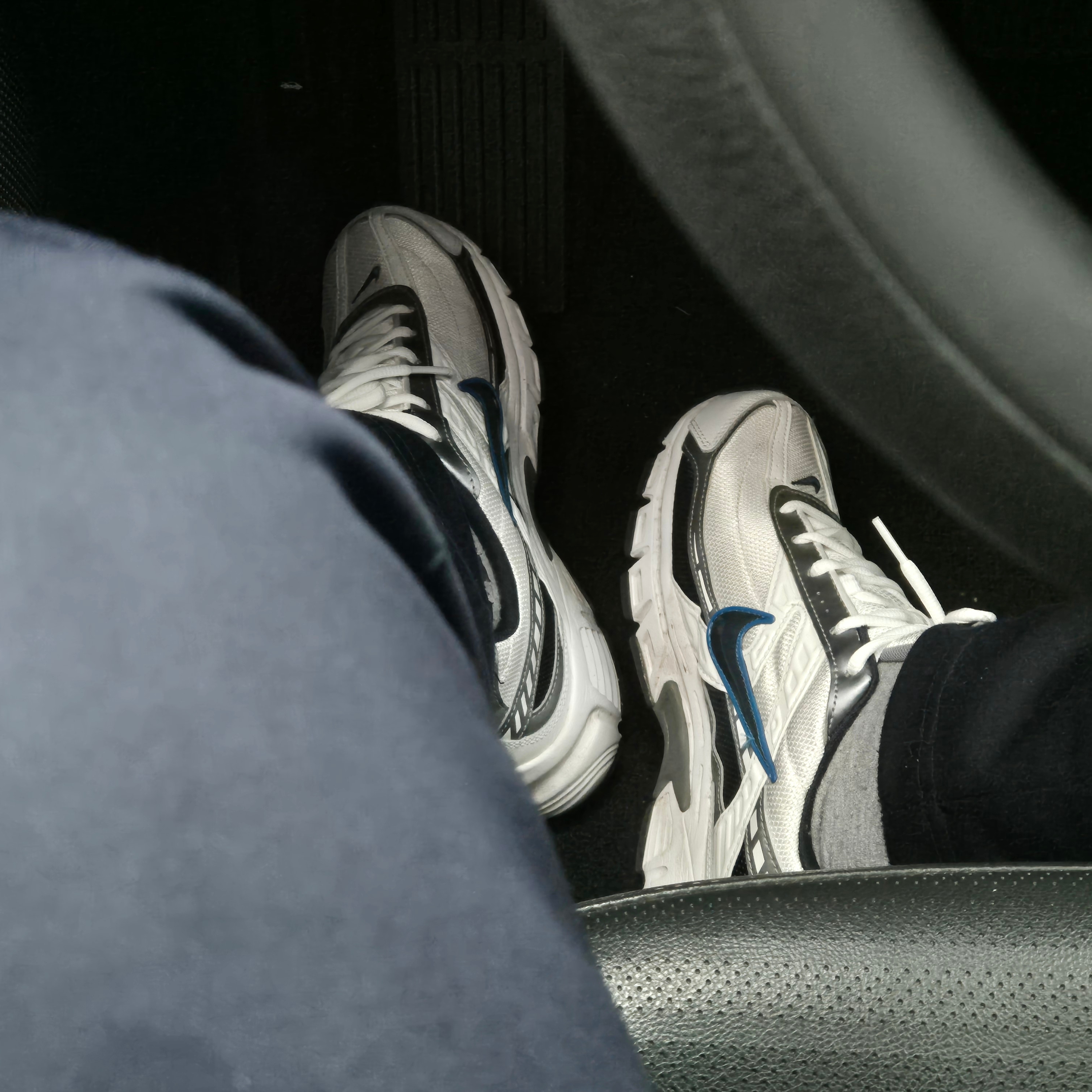 Nike Initiator White Obsidian Metallic Cool Grey 착용 스타일