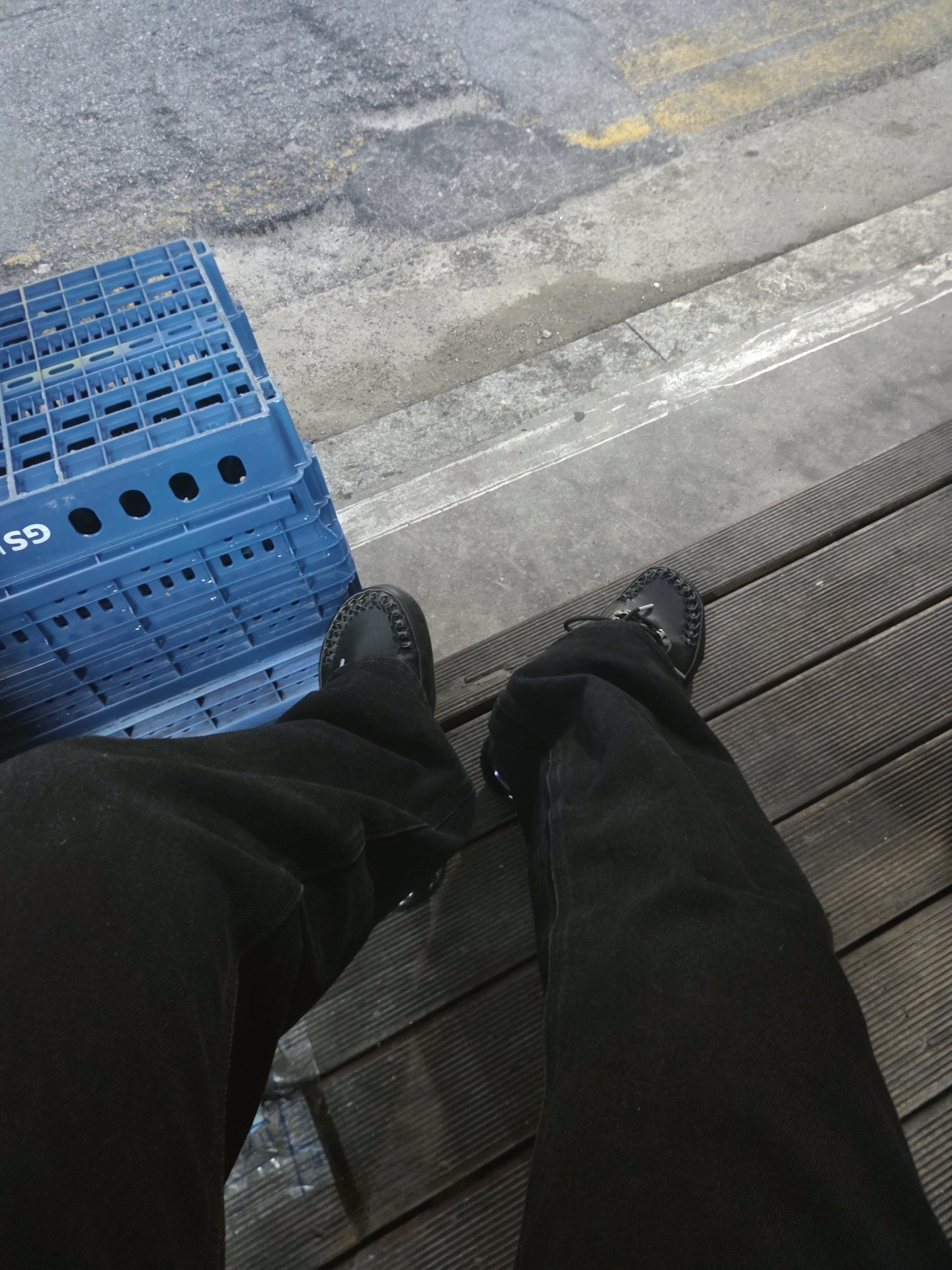 Crocs x Andersson Bell Classic Clog Black 착용 스타일 - 2