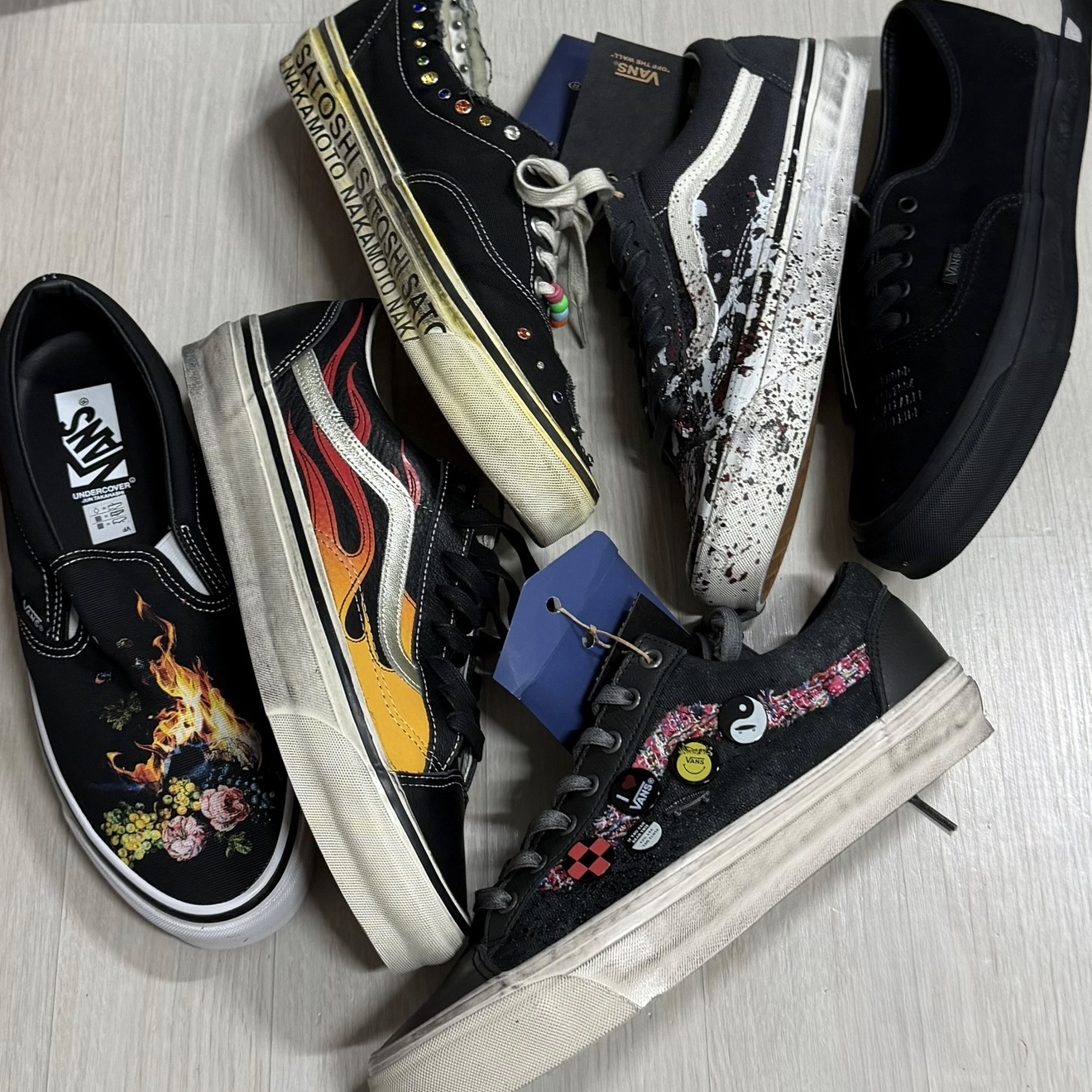 Vans x Neighborhood OTW Authentic 44 Black Black, Vans x Satoshi Nakamoto OTW Era 95 Gems Black 착용 스타일