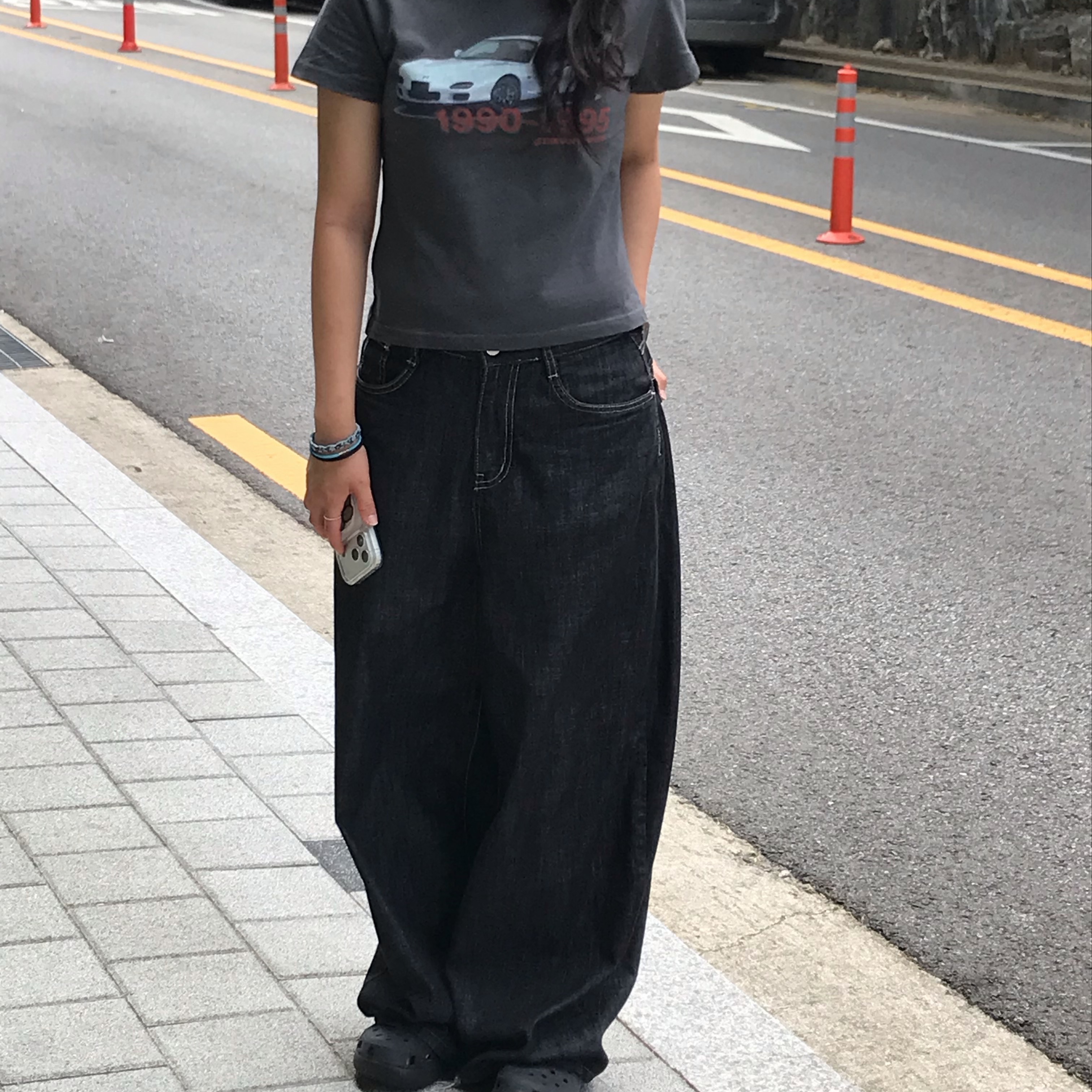 Thevinylhouse Old Car T-Shirt Charcoal 착용 스타일 - 6