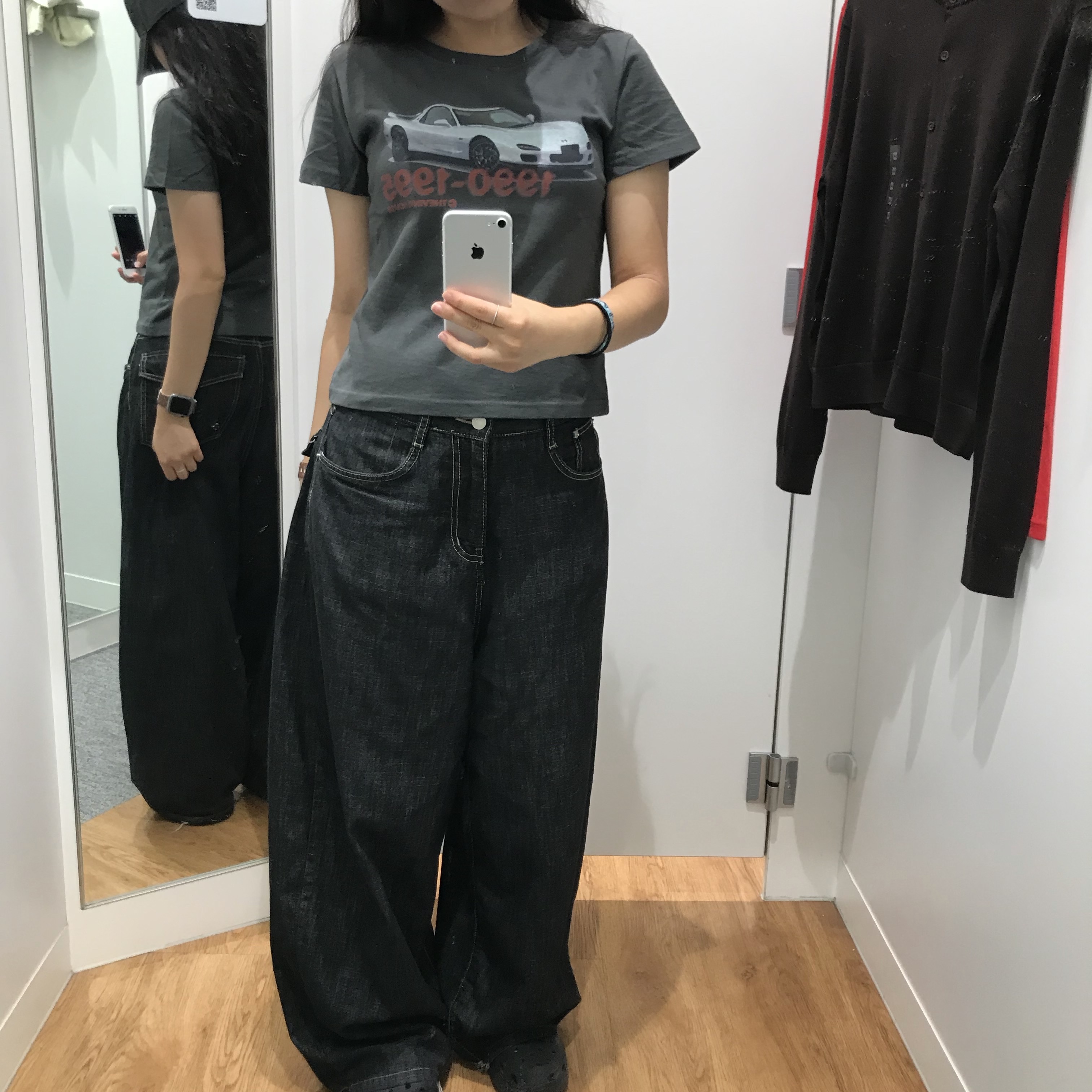 Thevinylhouse Old Car T-Shirt Charcoal 착용 스타일 - 3