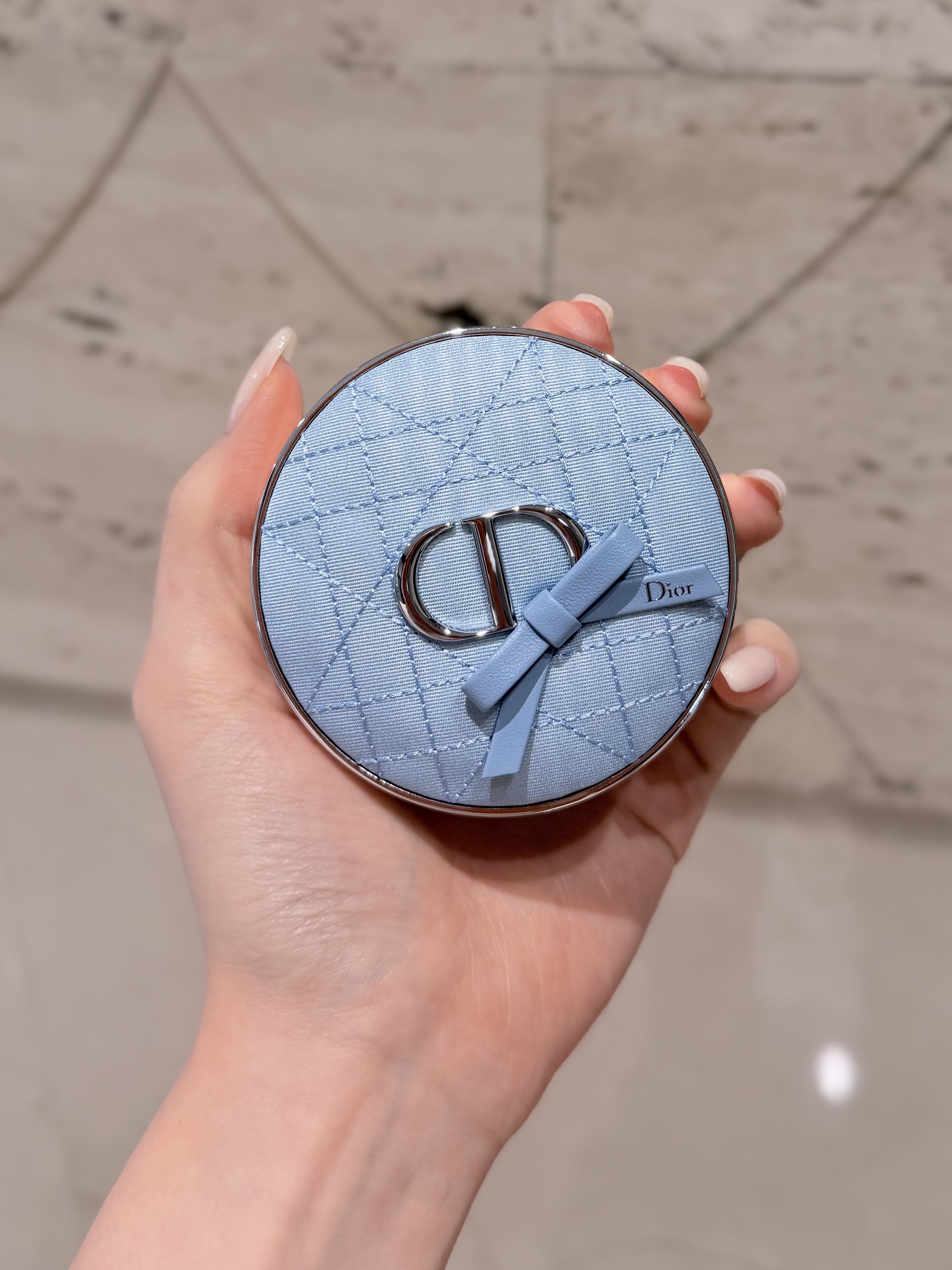 Dior Forever Cushion Case Limited Edition Blue Bow 착용 스타일