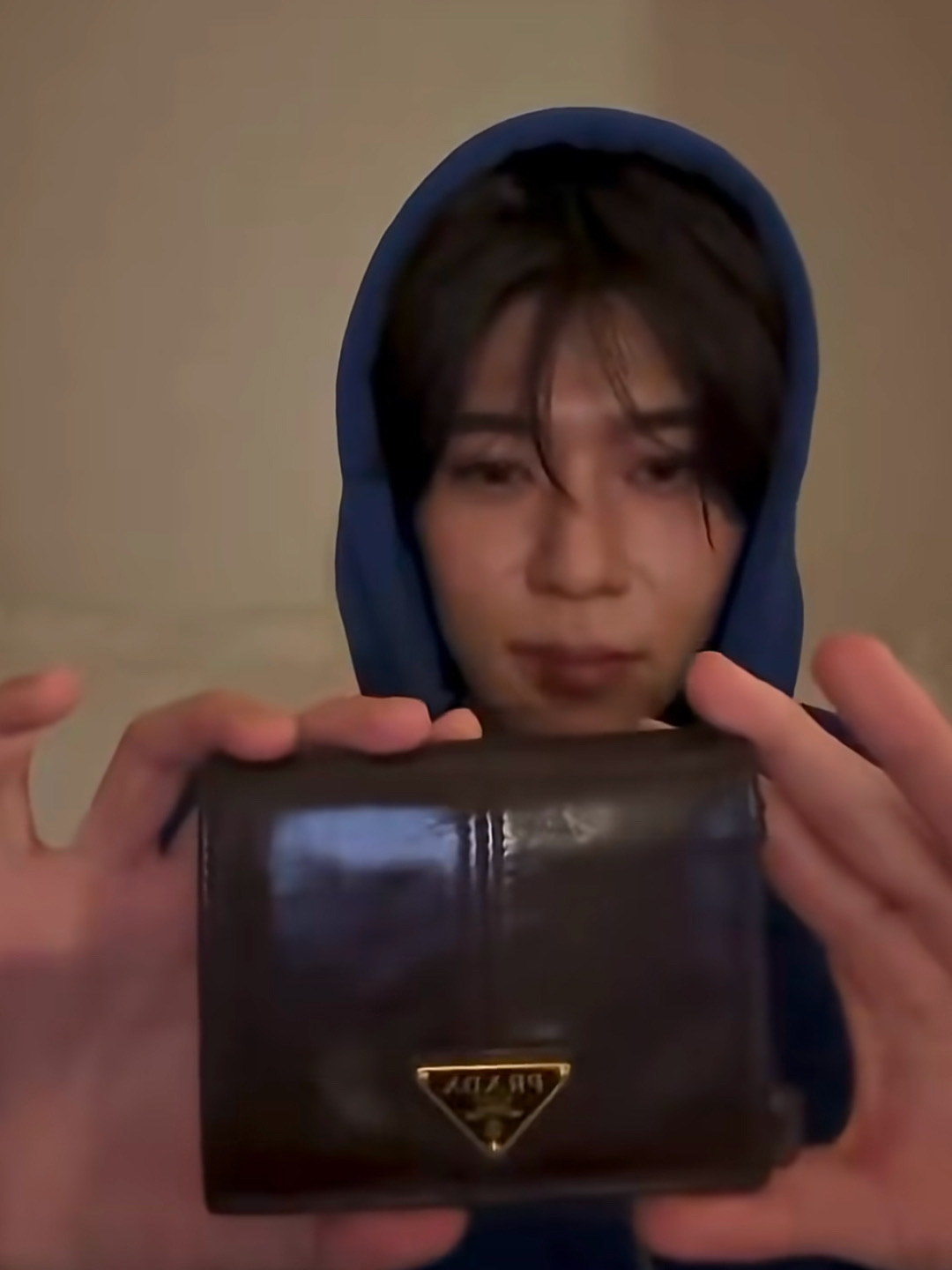 Prada Small Leather Wallet Dark Brown, Prada Re-Nylon Zip Up Gabardine Blouson Jacket Black 착용 스타일 - 2