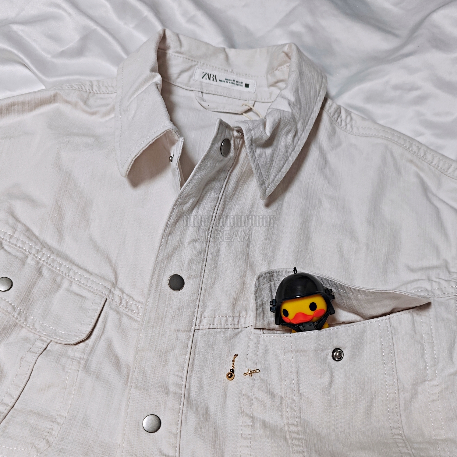 Zara Washing Boxy Fit Overshirt Scratch White, Zara Crop Fit Suede Jacket Black 착용 스타일 - 1