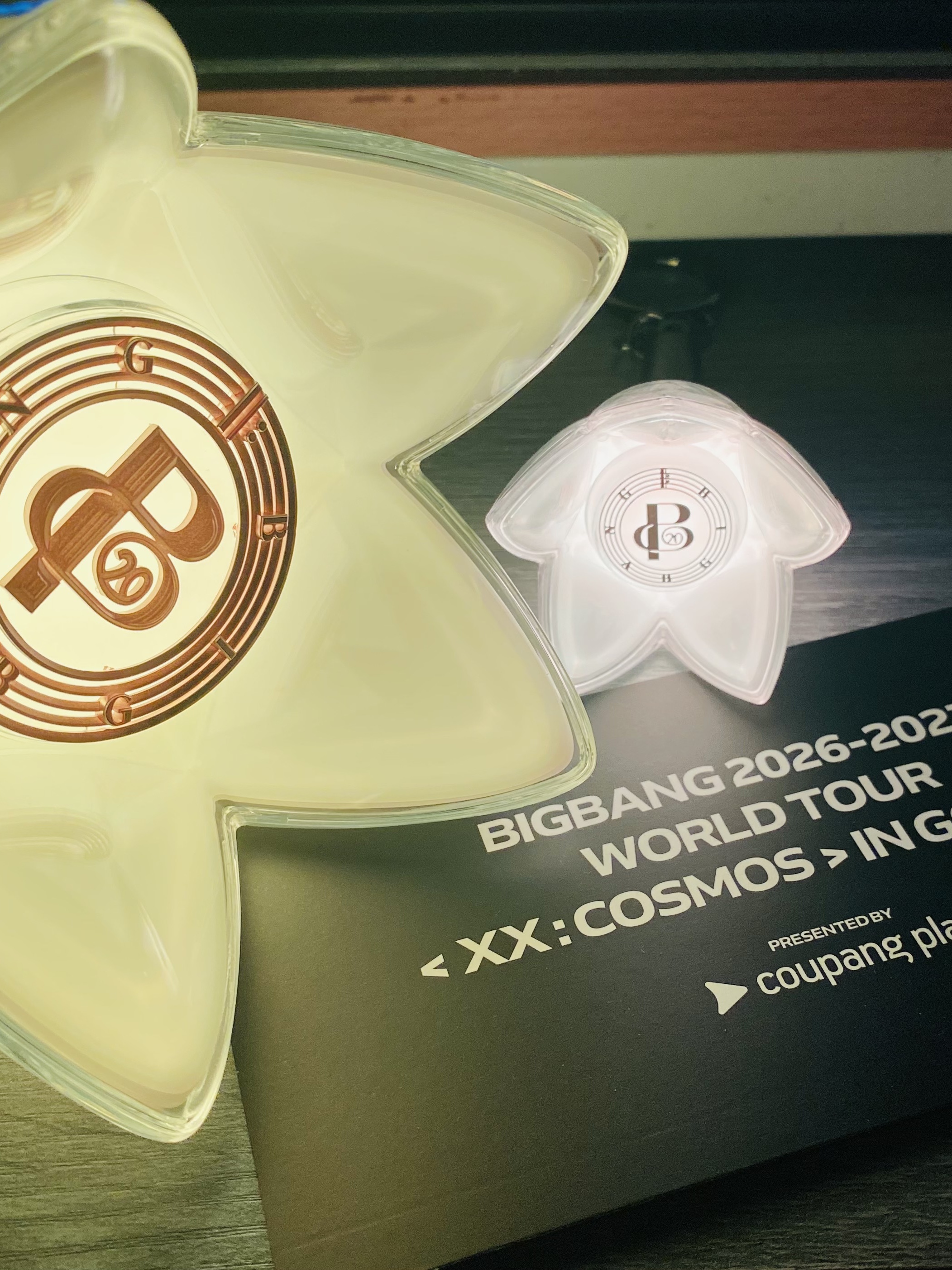 Bigbang 2026-2027 World Tour XX : Cosmos Official Light Stick 20th Anniversary Edition, Bigbang 2026-2027 World Tour XX : Cosmos Official Light Stick Keyring 20th Anniversary Edition 착용 스타일 - 1