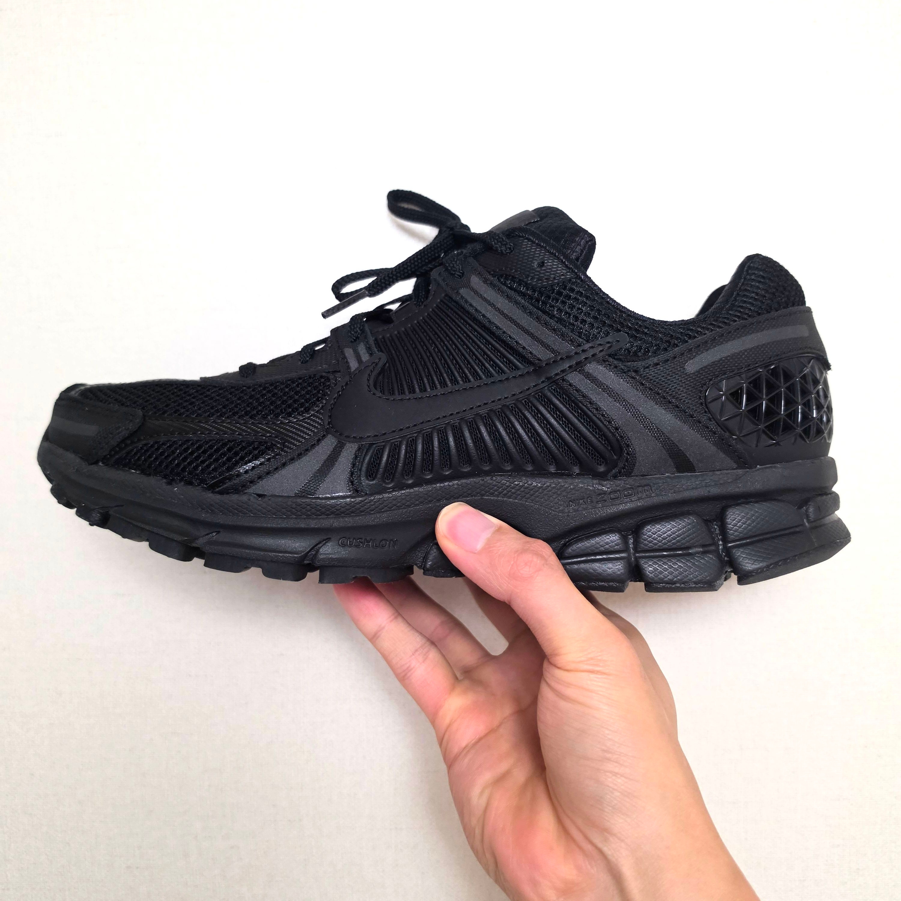 Nike Zoom Vomero 5 SP Black 착용 스타일 - 1