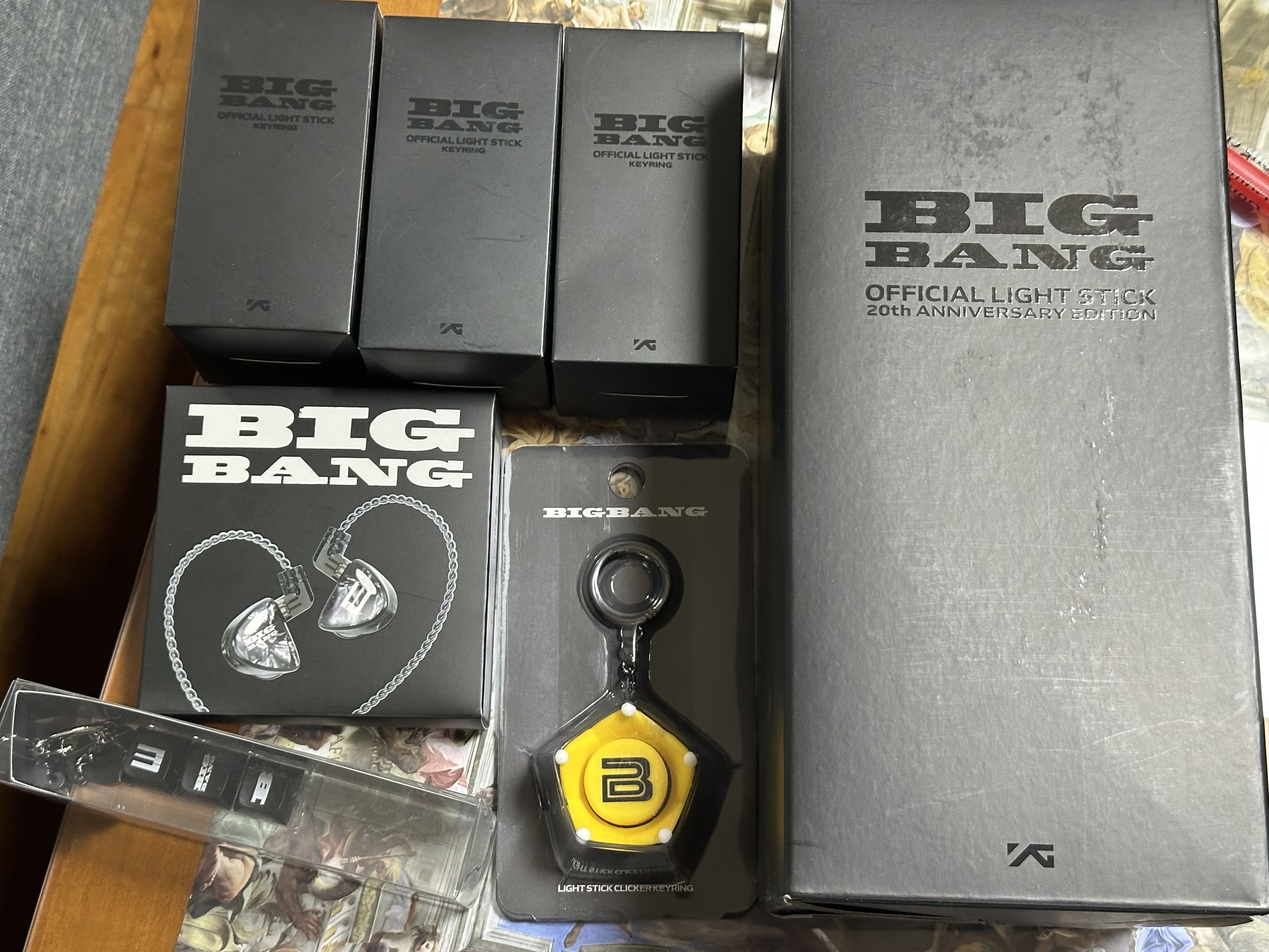 Bigbang 2026-2027 World Tour XX : Cosmos Official Light Stick 20th Anniversary Edition, Bigbang 2026-2027 World Tour XX : Cosmos Official Light Stick Keyring 20th Anniversary Edition 착용 스타일