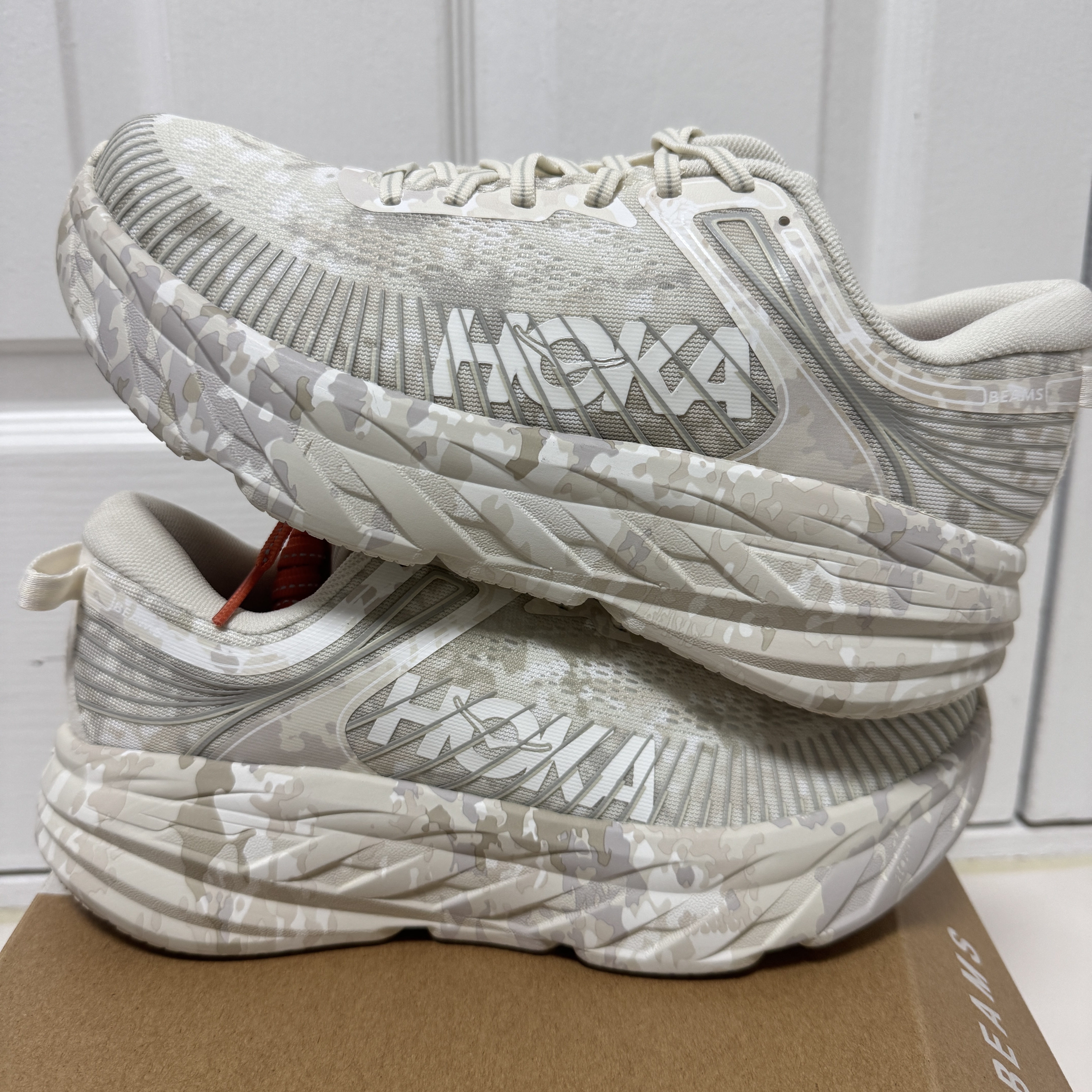 Hoka x Beams Bondi 7 Turtle Dove Tidal Foam 착용 스타일