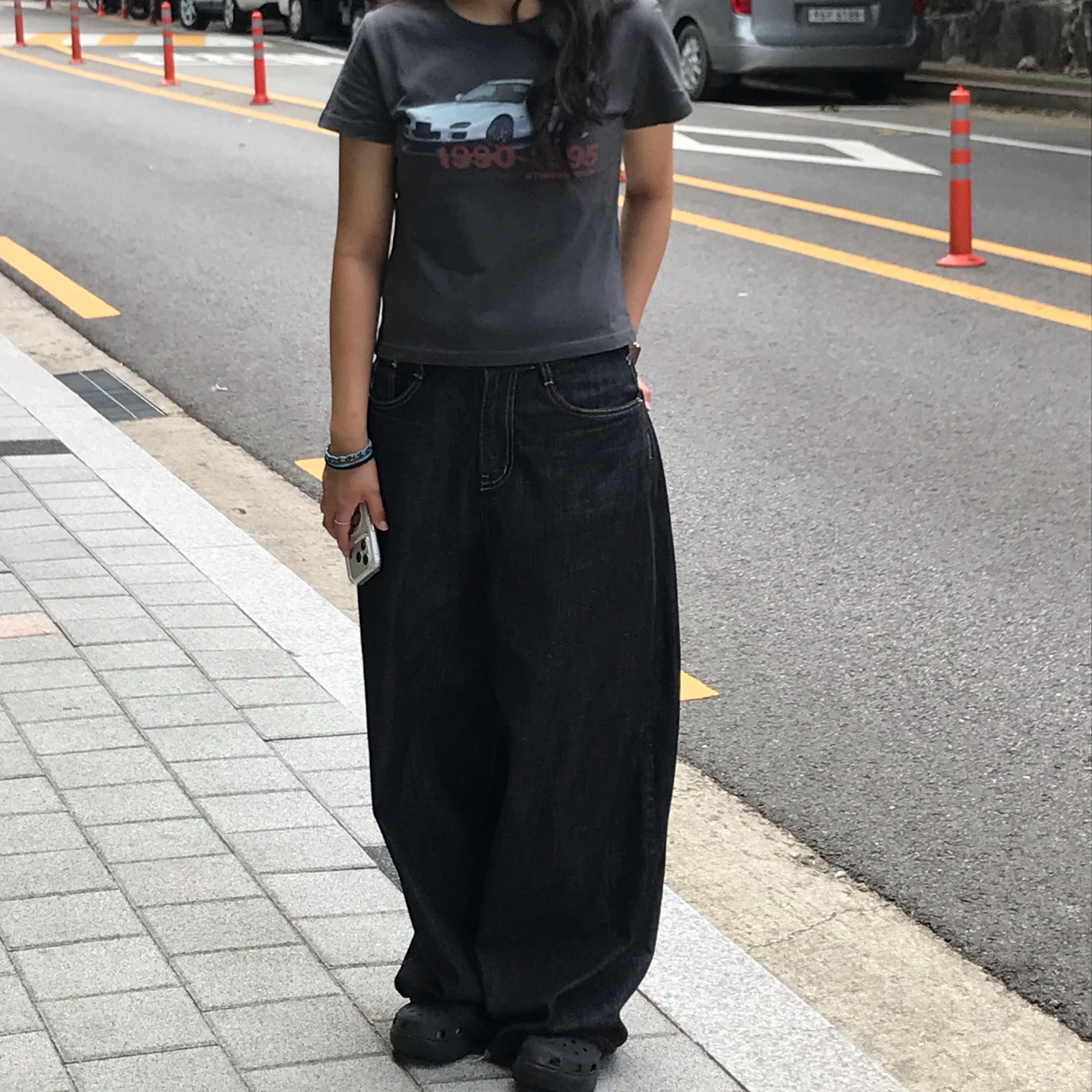 Thevinylhouse Old Car T-Shirt Charcoal 착용 스타일 - 5