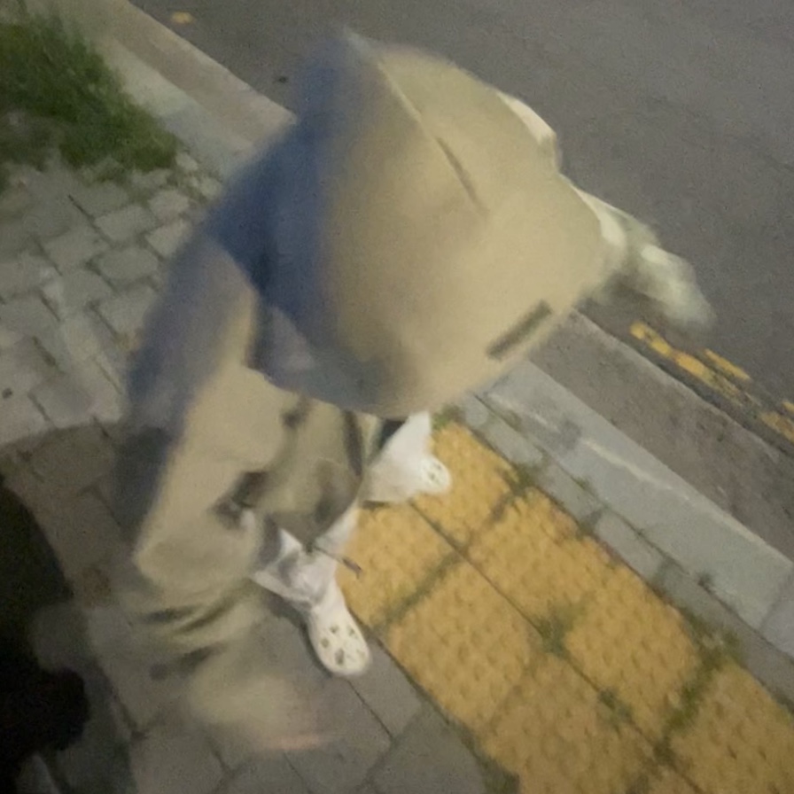 에센셜 클래식 플리스 집업 후드 애비 스톤 - 25SS 착용 스타일 - 2
