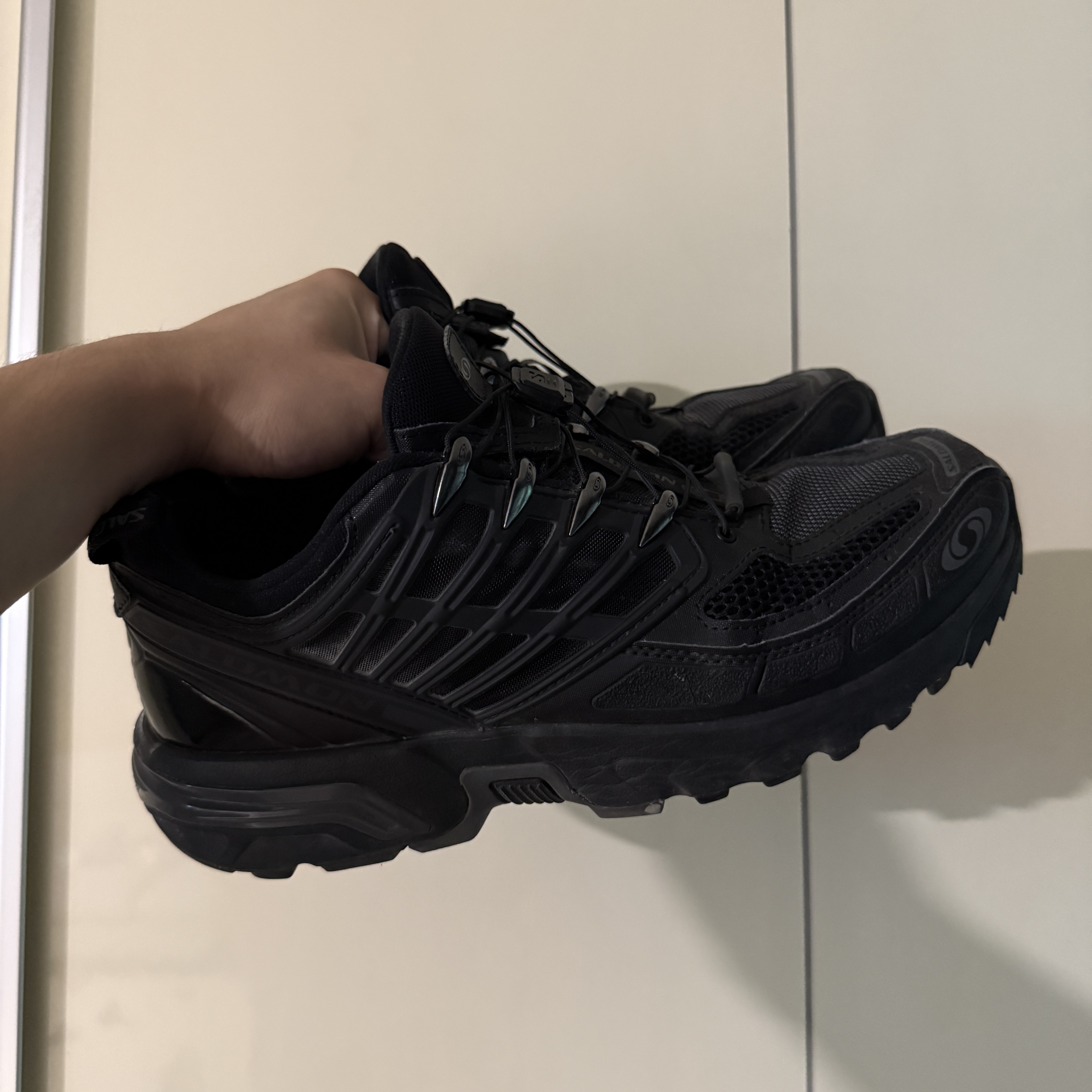 Salomon x MM6 Maison Margiela Cross Dust Black Asphalt 착용 스타일