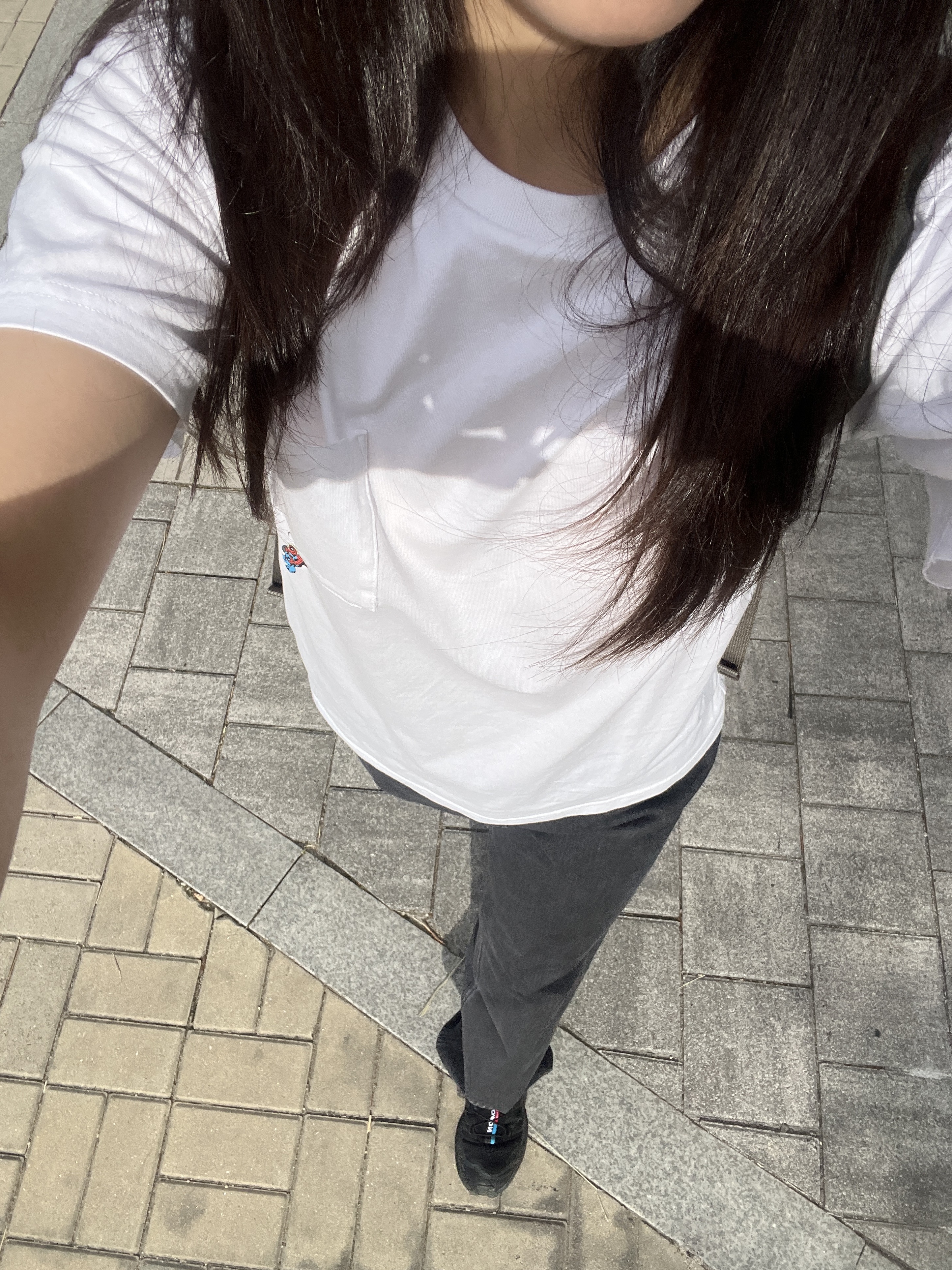 Uniqlo x JW Anderson Straight Jeans Gray, (Kids) Uniqlo UT x Marvel Magic For All Icons Graphic T-Shirt White 착용 스타일 - 1