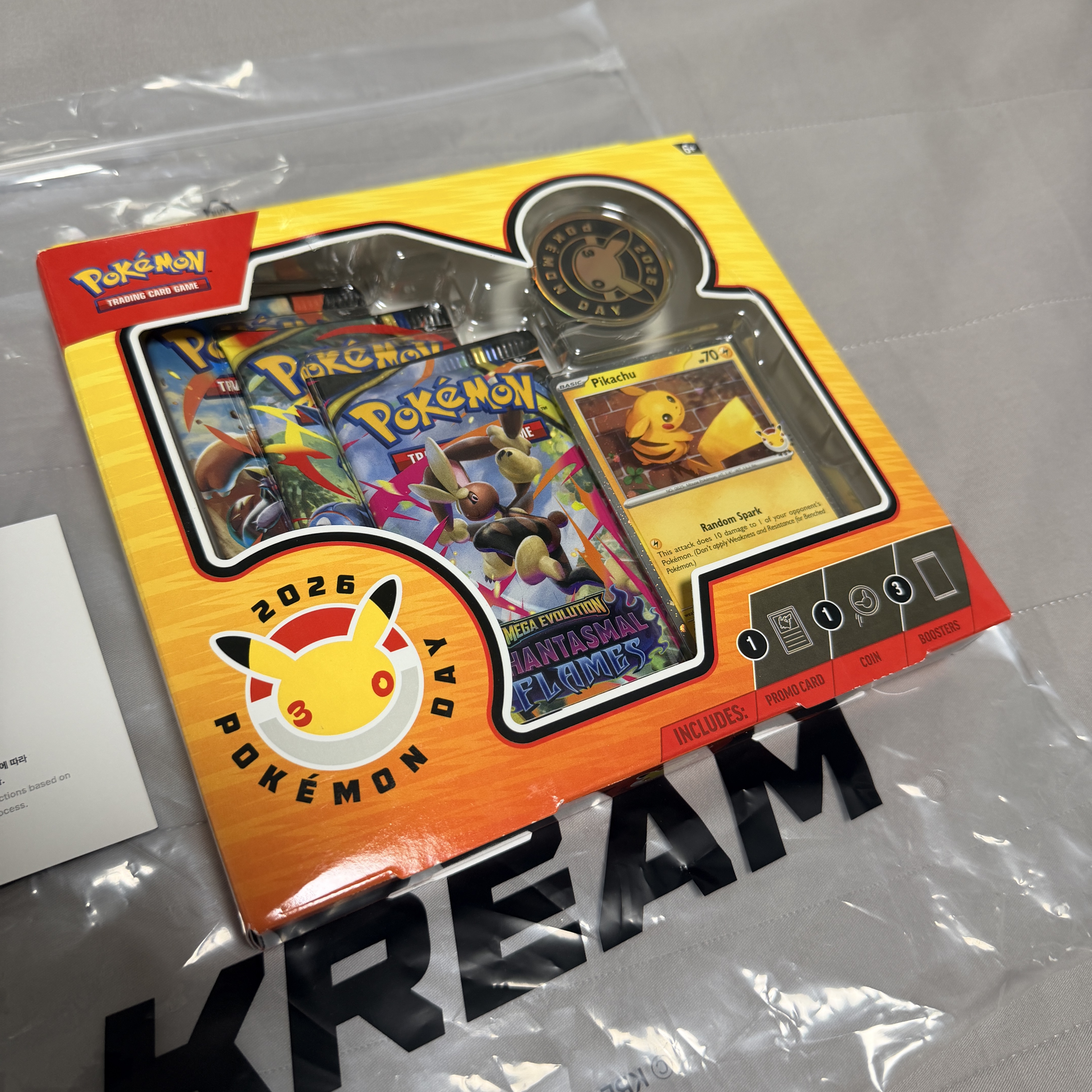 포켓몬 TCG 북미 30주년 기념 포켓몬 데이 2026 컬렉션 박스 (영문판) 착용 스타일