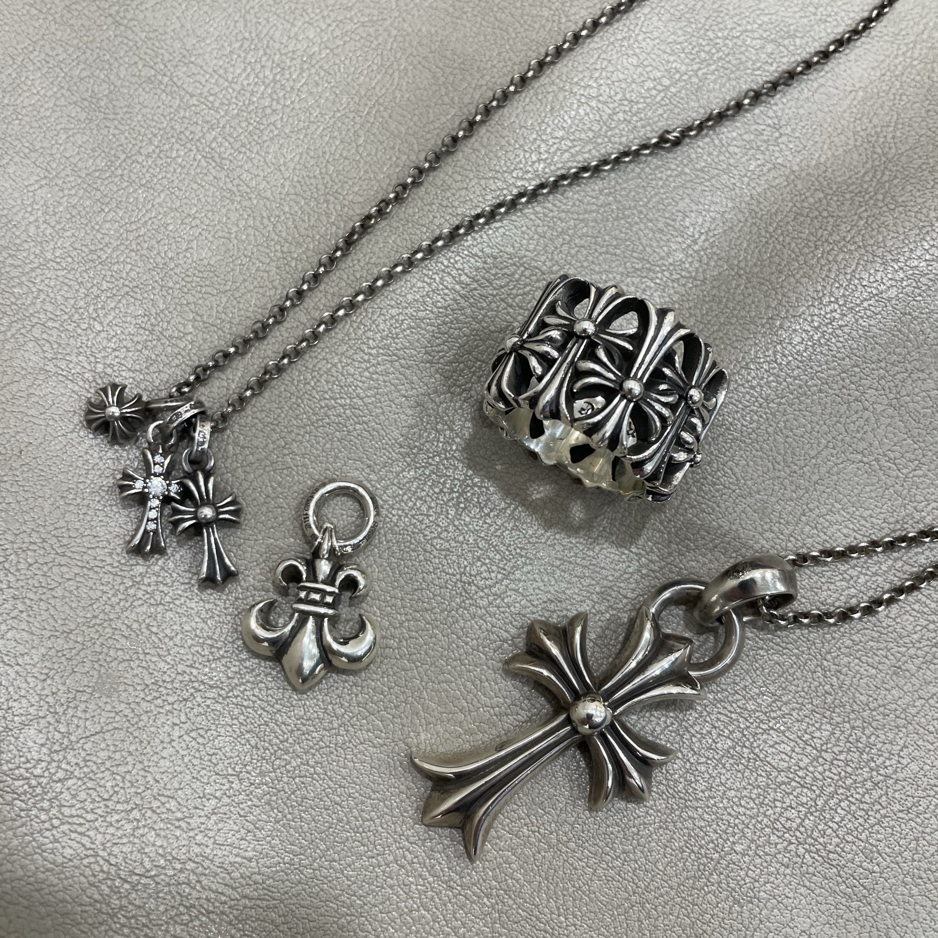 the dosan_ Chrome Hearts Full Diamond Baby Fat Charm, Chrome Hearts Cemetery Ring Silver 착용 스타일