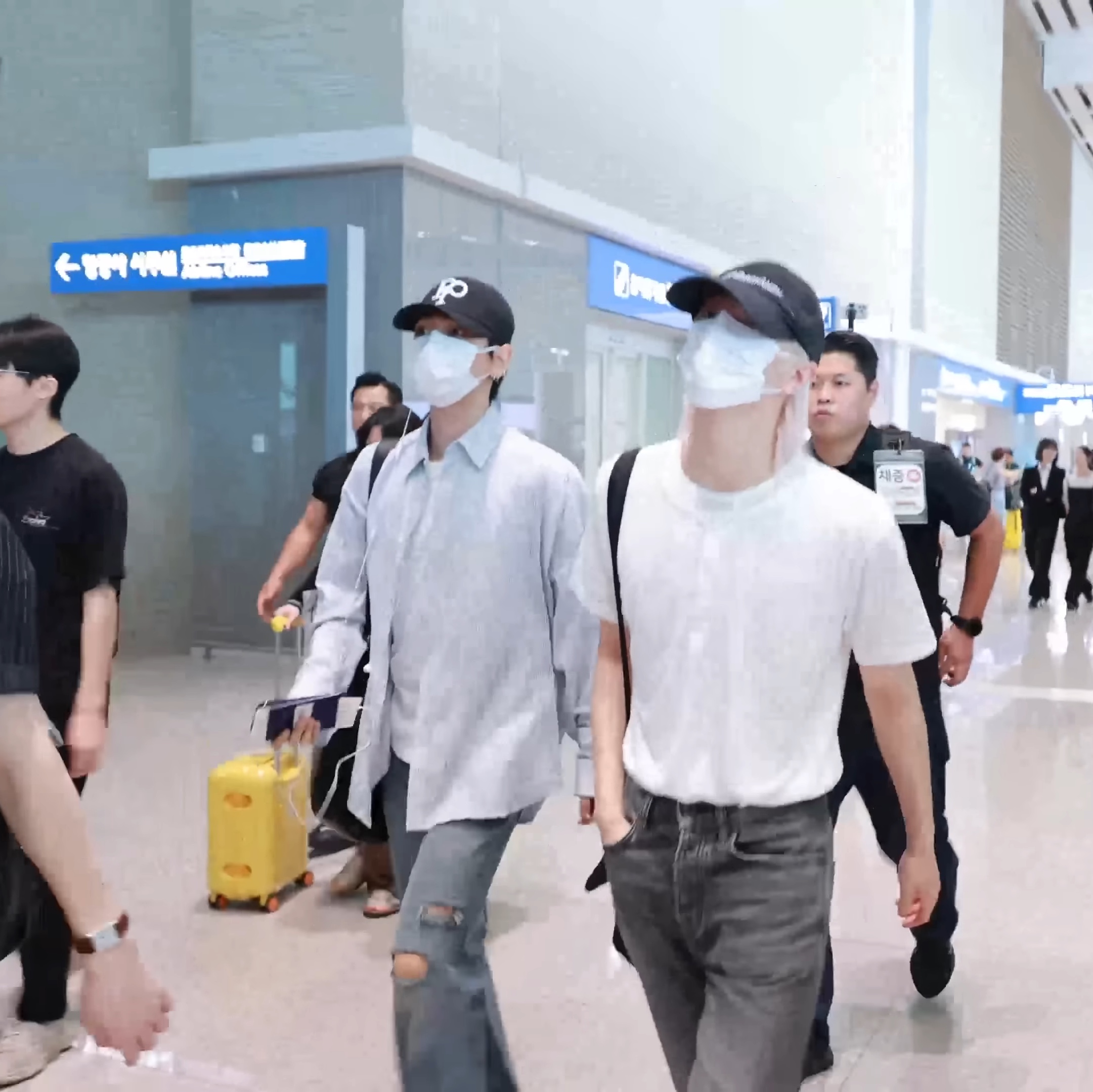 Nonnod Flexible string tucked stripe shirt Sky blue 착용 스타일 - 2