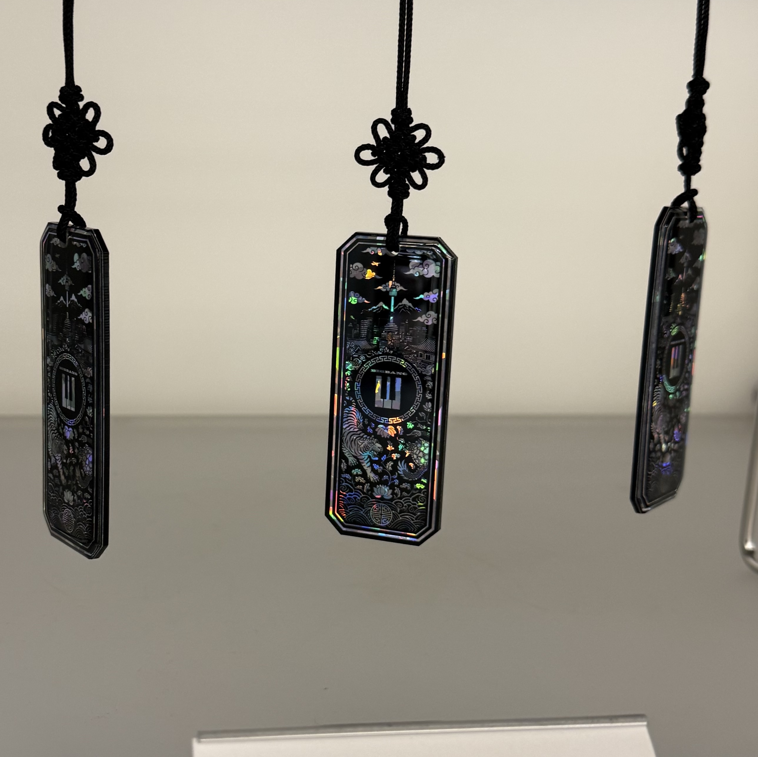 Bigbang 20th Anniversary Media Exhibition Zip-Up Hoodie Piano Charcoal, Bigbang 20th Anniversary Media Exhibition Traditional Keyring 착용 스타일 - 2