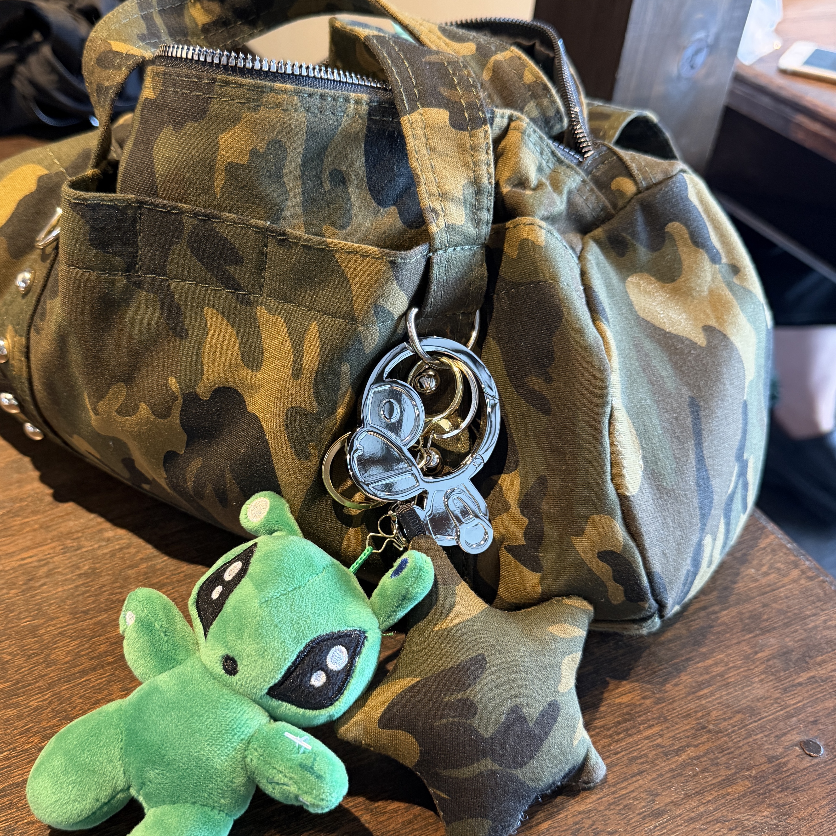 BAPE Baby Milo Carabiner Silver 착용 스타일