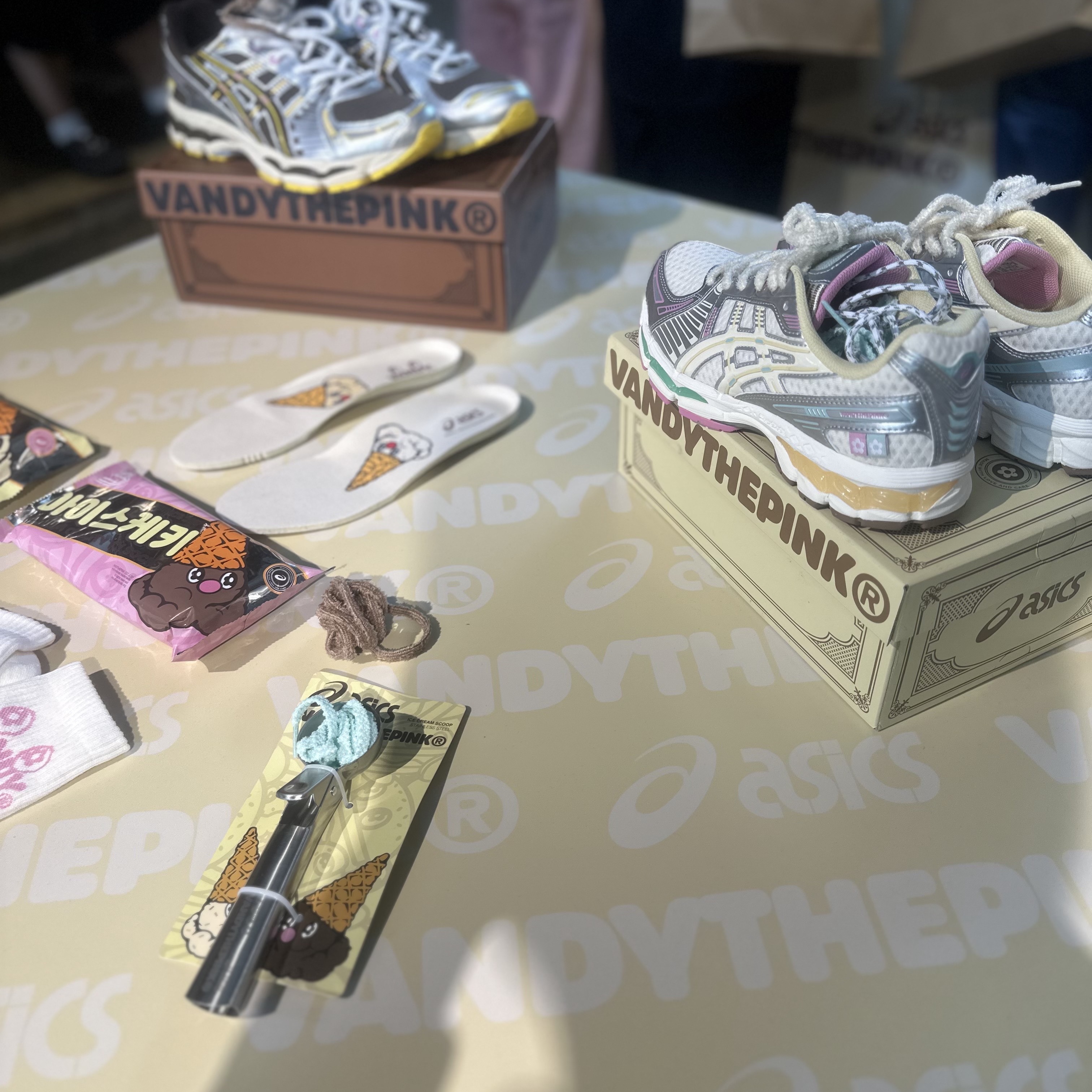Asics x Vandy The Pink Gel-Kayano 12.1 Antique White, Asics x Vandy The Pink Gel-Kayano 12.1 Desert Palm 착용 스타일 - 1